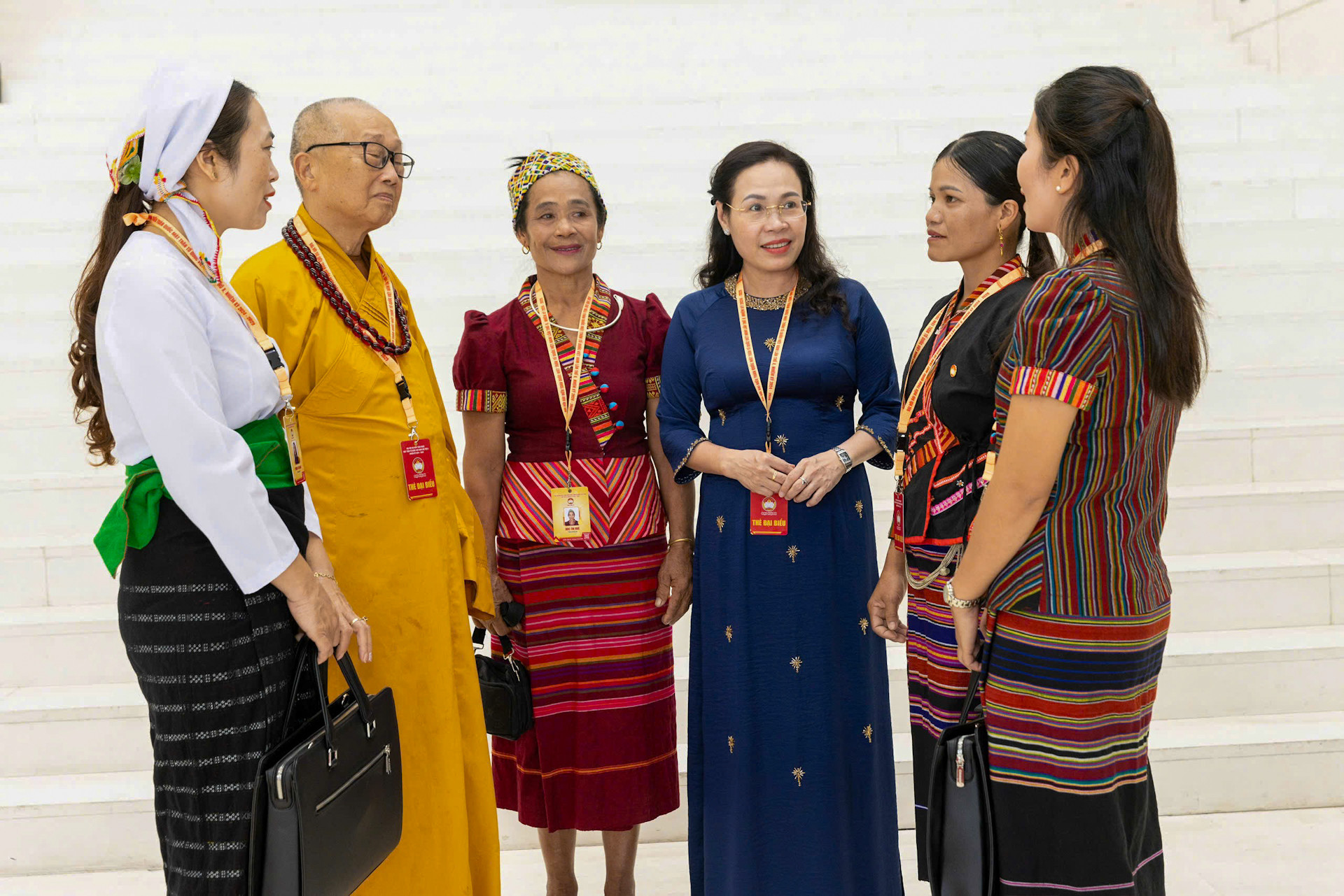 Các đại biểu trao đổi tại phiên làm việc.