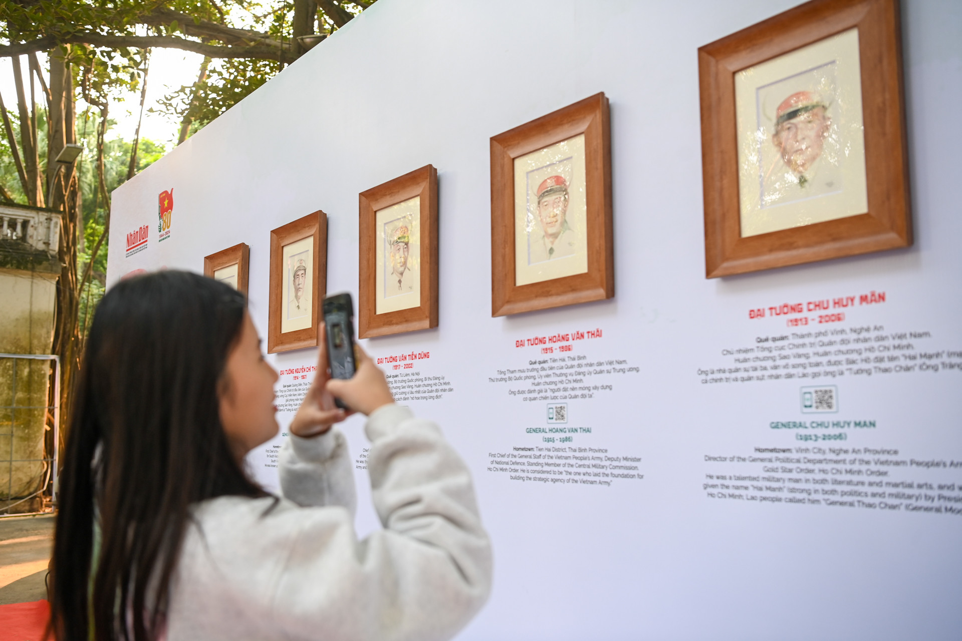 Học sinh lớp 8A6 Trường trung học cơ sở Ngô Sĩ Liên quét mã QR được tích hợp trên từng bức tranh để tìm hiểu về dấu ấn của những vị tướng tài danh trong lịch sử dân tộc.