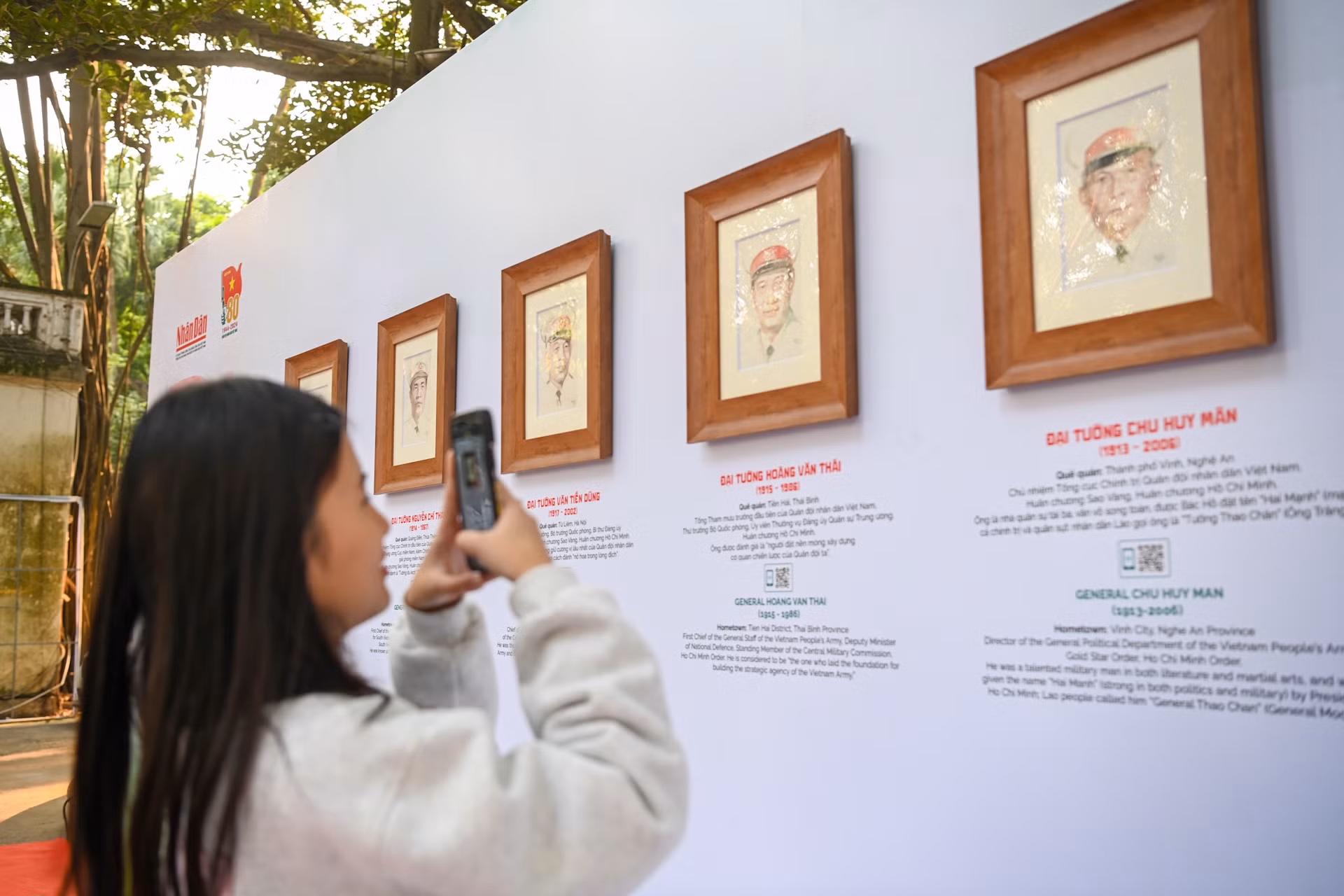 Học sinh lớp 8A6 Trường trung học cơ sở Ngô Sĩ Liên quét mã QR được tích hợp trên từng bức tranh để tìm hiểu về dấu ấn của những vị tướng tài danh trong lịch sử dân tộc.