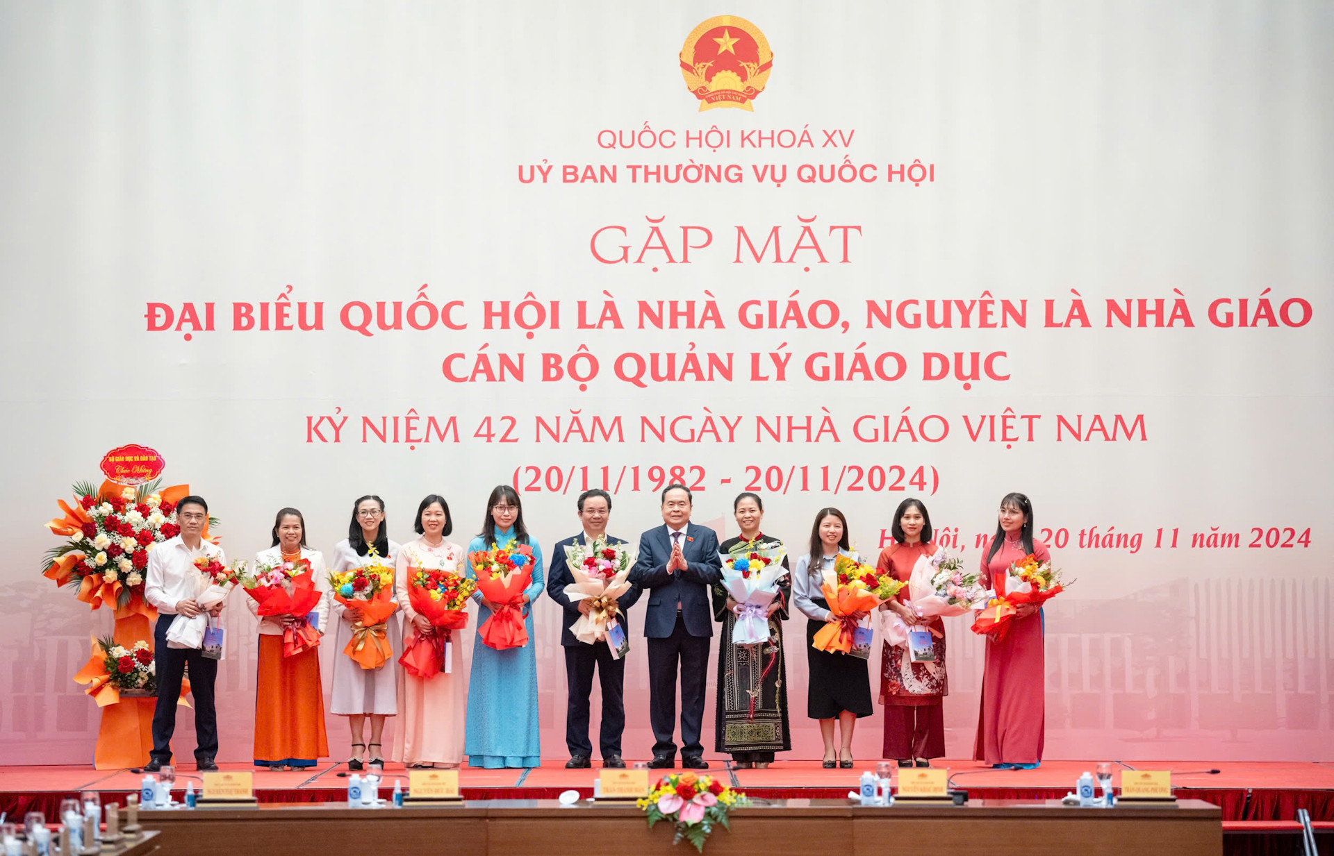 Chủ tịch Quốc hội Trần Thanh Mẫn tặng hoa chúc mừng các nhà giáo.