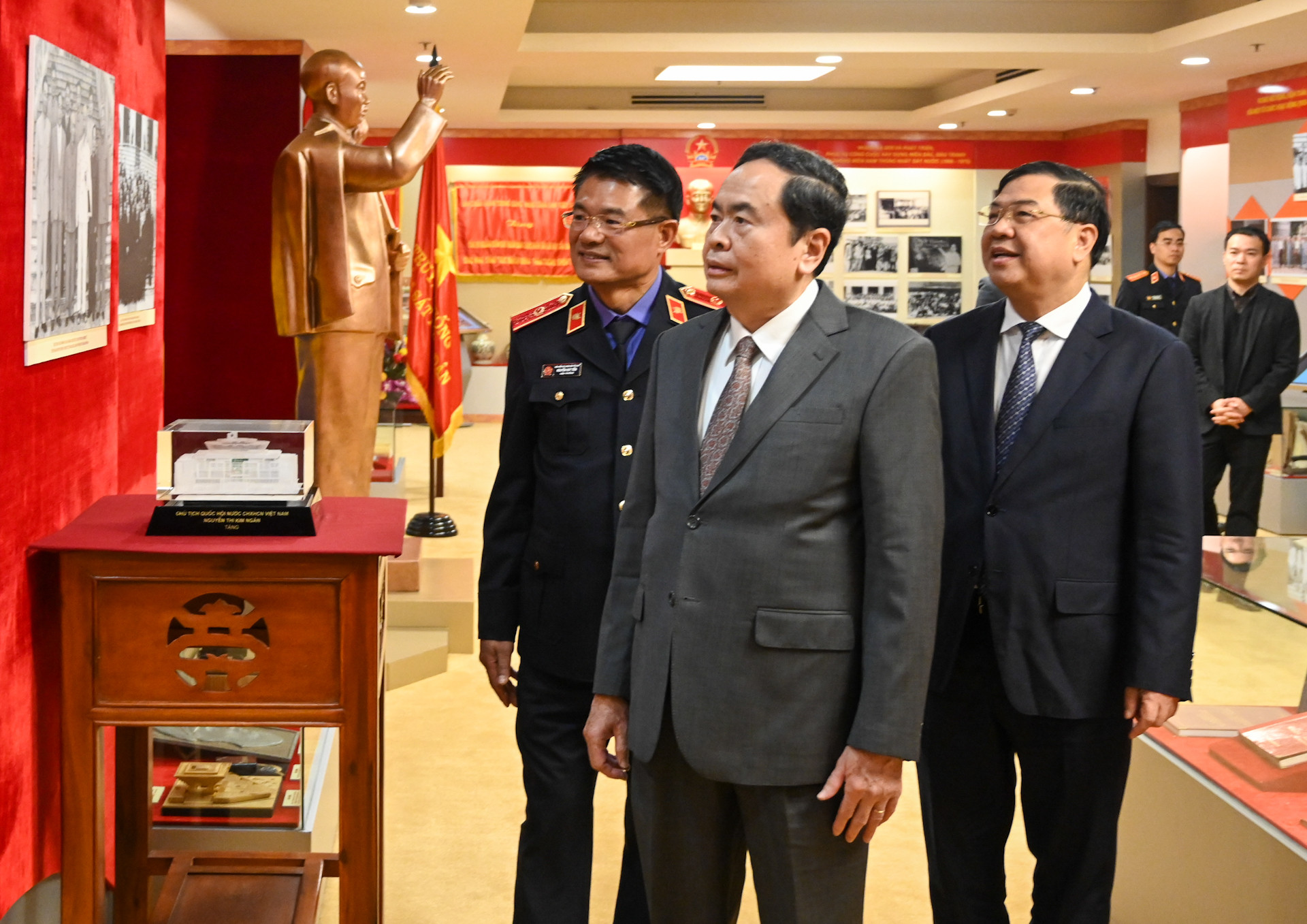 Chủ tịch Quốc hội Trần Thanh Mẫn tham quan Phòng truyền thống của Viện Kiểm sát nhân dân tối cao.