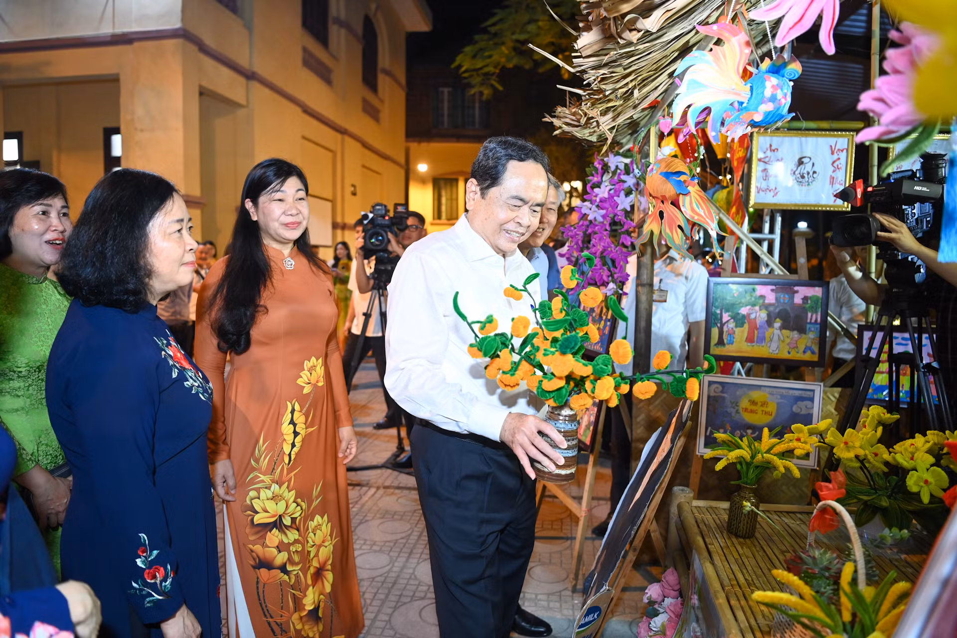 Chủ tịch Quốc hội Trần Thanh Mẫn tham quan các gian hàng tại Ngày hội.