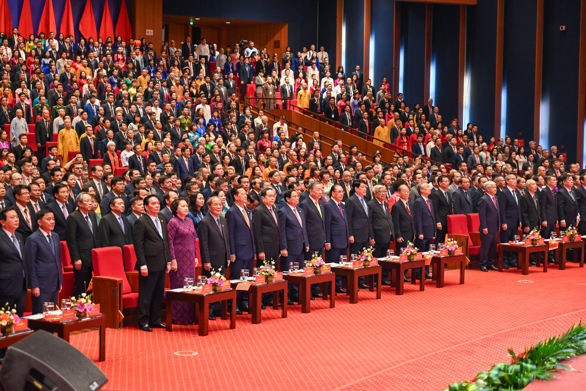 Các đồng chí lãnh đạo, nguyên lãnh đạo Đảng, Nhà nước thực hiện nghi thức chào cờ tại phiên khai mạc.
