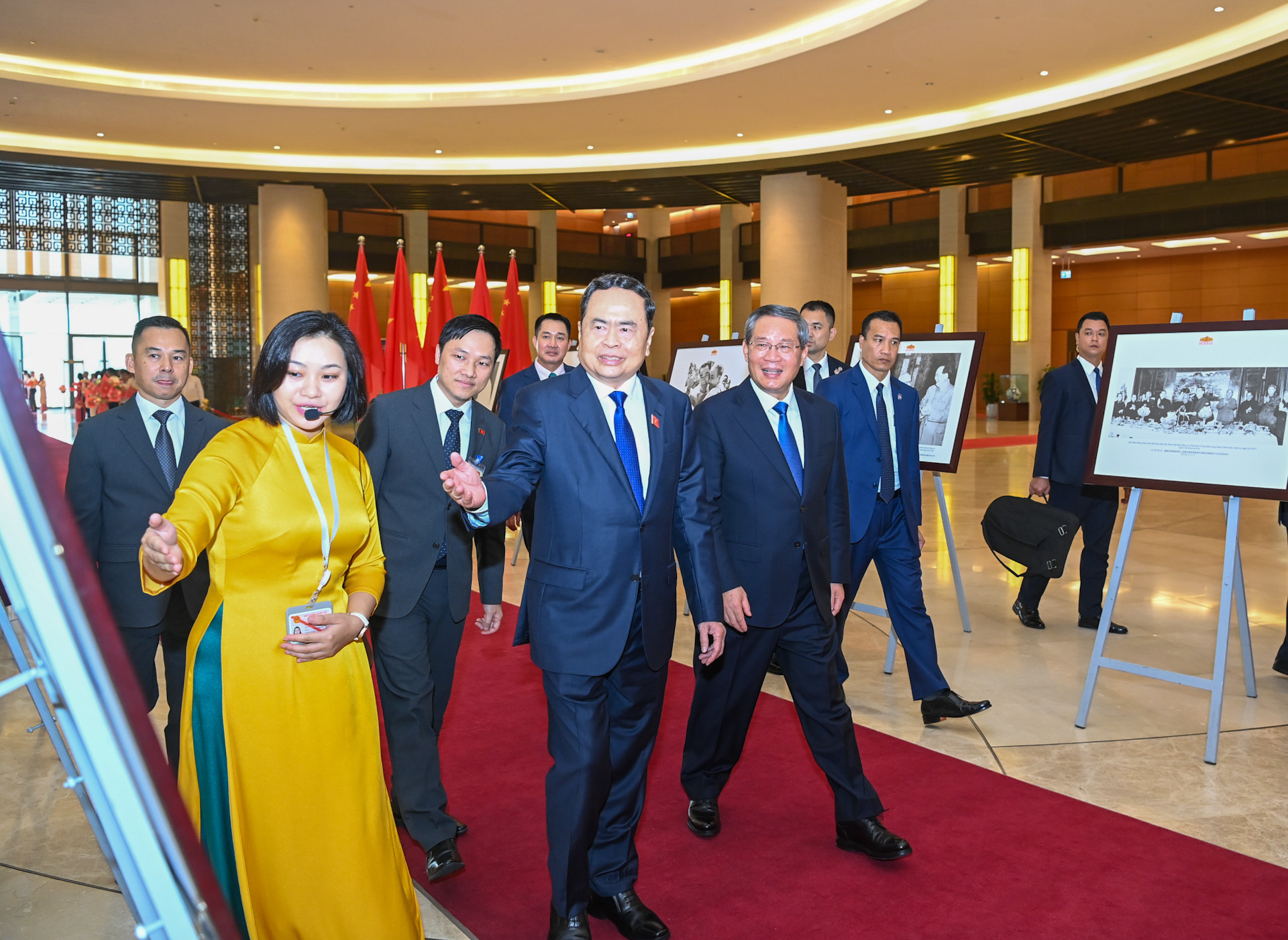 Chủ tịch Quốc hội Trần Thanh Mẫn và Thủ tướng Trung Quốc Lý Cường tham quan trưng bày một số hình ảnh về quan hệ ngoại giao Việt Nam-Trung Quốc.