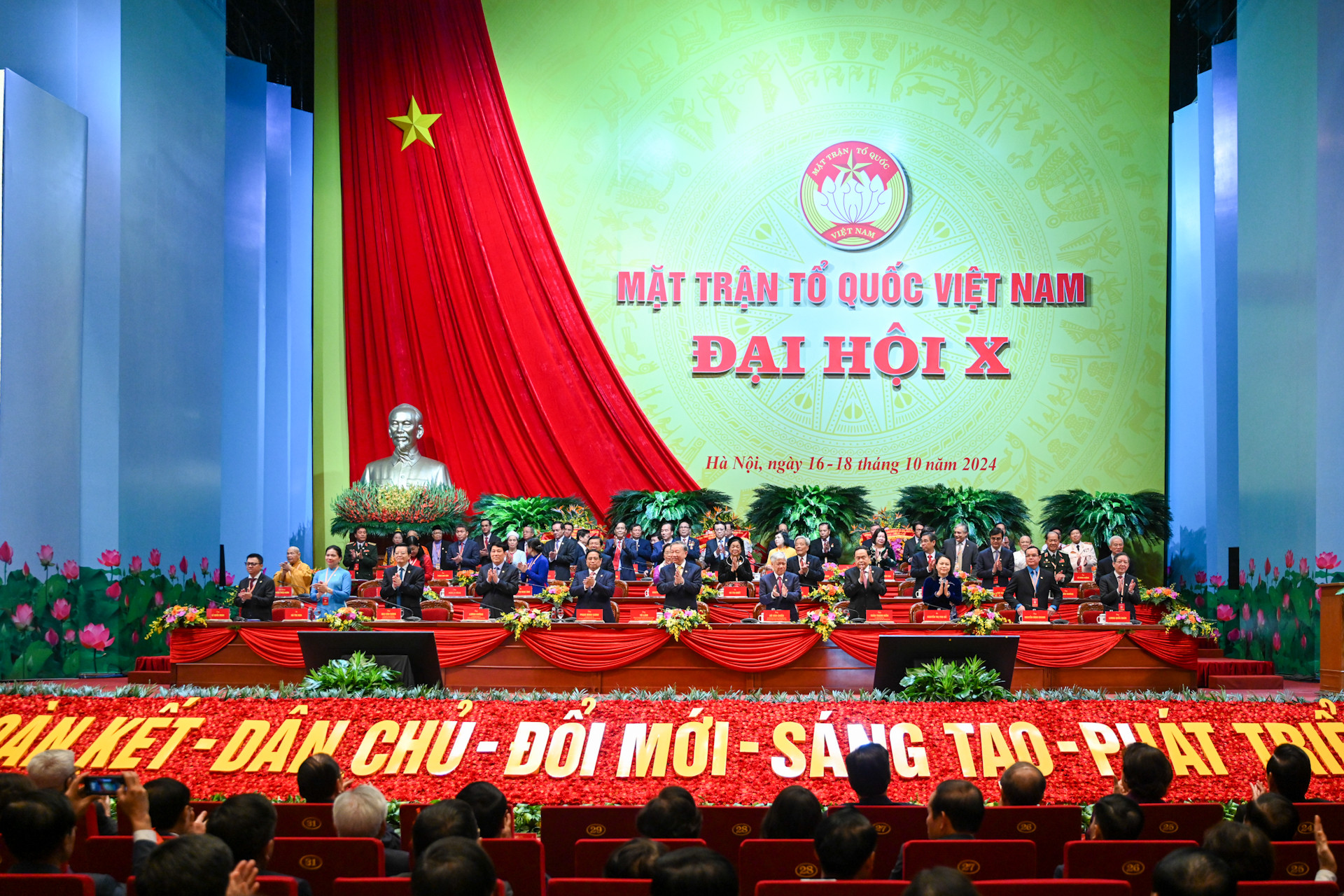 Đoàn Chủ tịch điều hành Phiên khai mạc Đại hội.