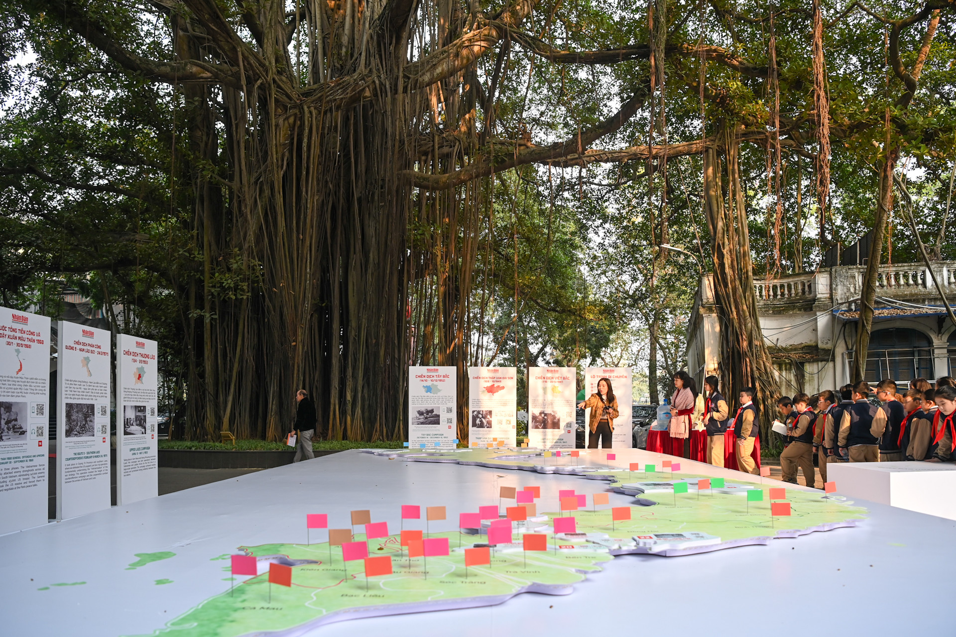 Chiều 20/12, cô giáo và học sinh Trường tiểu học Nguyễn Du, tiểu học Tràng An, trung học cơ sở Ngô Sĩ Liên… cùng nhiều người dân, du khách đã tới tham quan, trải nghiệm tại triển lãm.