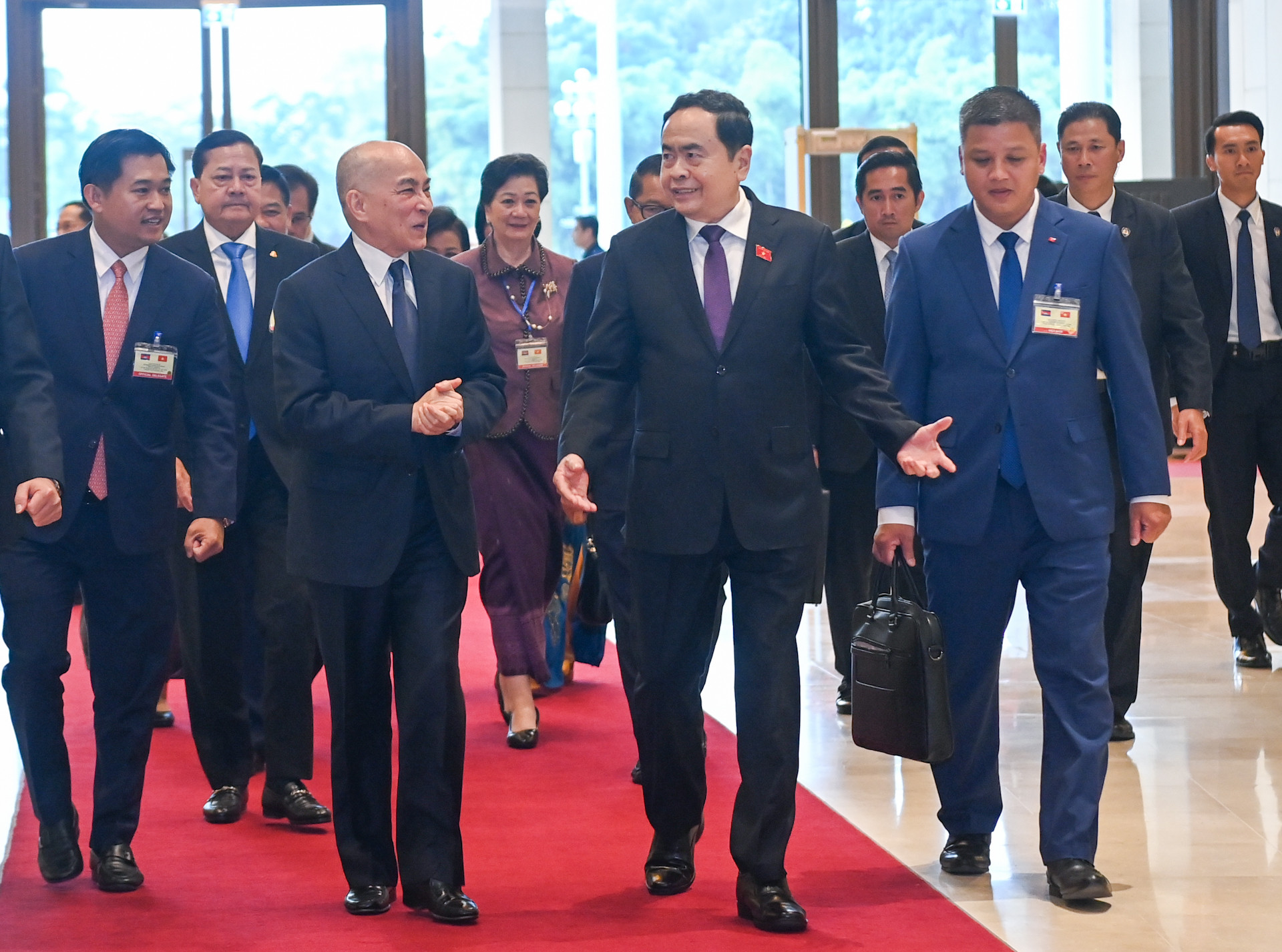 Chủ tịch Quốc hội Trần Thanh Mẫn trao đổi với Quốc vương Campuchia Norodom Sihamoni.