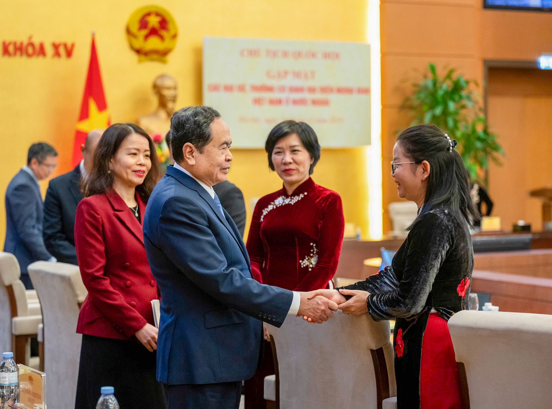 Chủ tịch Quốc hội Trần Thanh Mẫn với các Đại sứ, Trưởng cơ quan đại diện tại cuộc gặp.