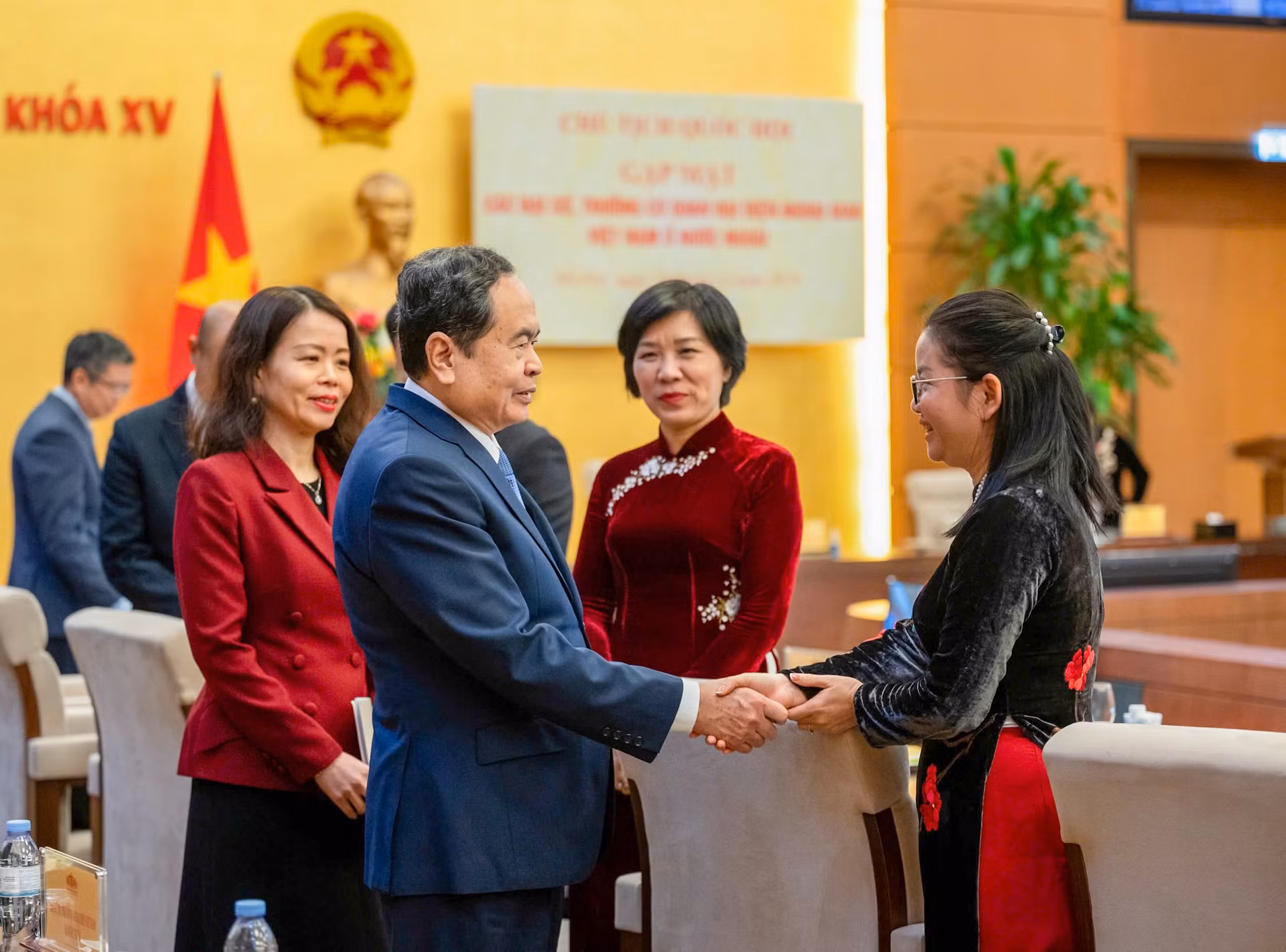 Chủ tịch Quốc hội Trần Thanh Mẫn với các Đại sứ, Trưởng cơ quan đại diện tại cuộc gặp.