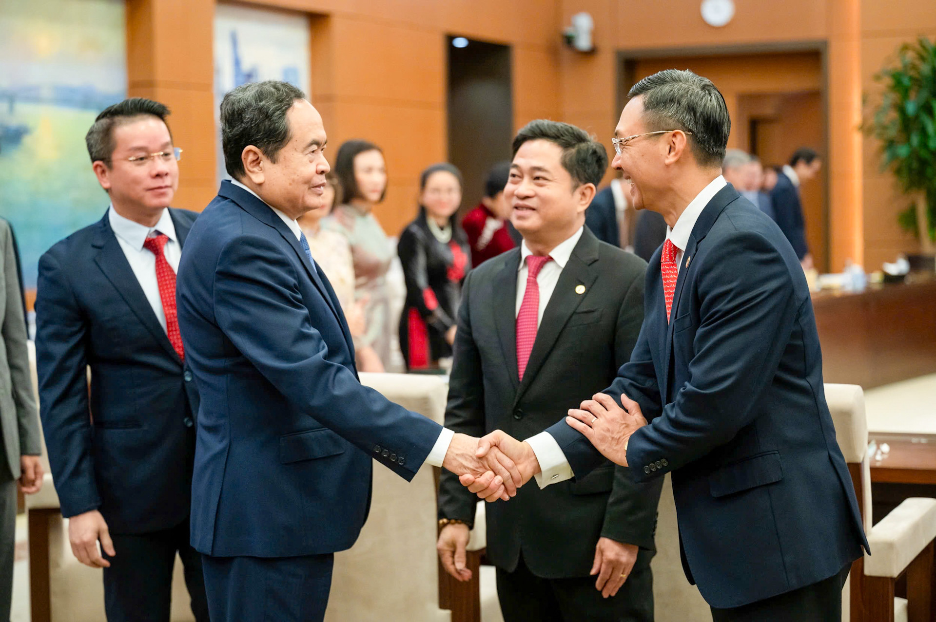 Chủ tịch Quốc hội Trần Thanh Mẫn với các Đại sứ, Trưởng cơ quan đại diện tại cuộc gặp.