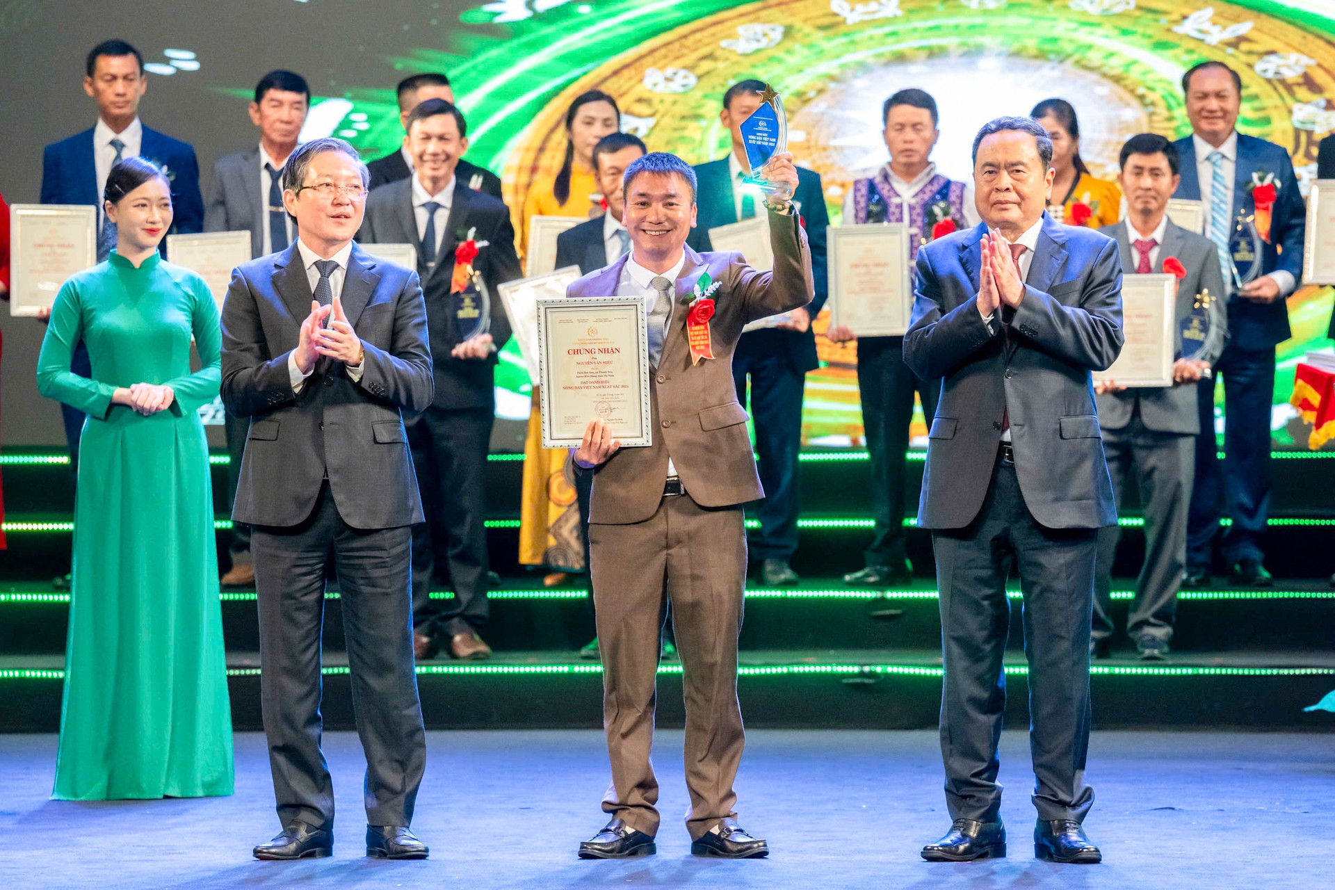 Chủ tịch Quốc hội Trần Thanh Mẫn và Chủ tịch Hội Nông dân Việt Nam Lương Quốc Đoàn trao Bằng công nhận và Cúp vinh danh, tặng các nông dân Việt Nam xuất sắc.