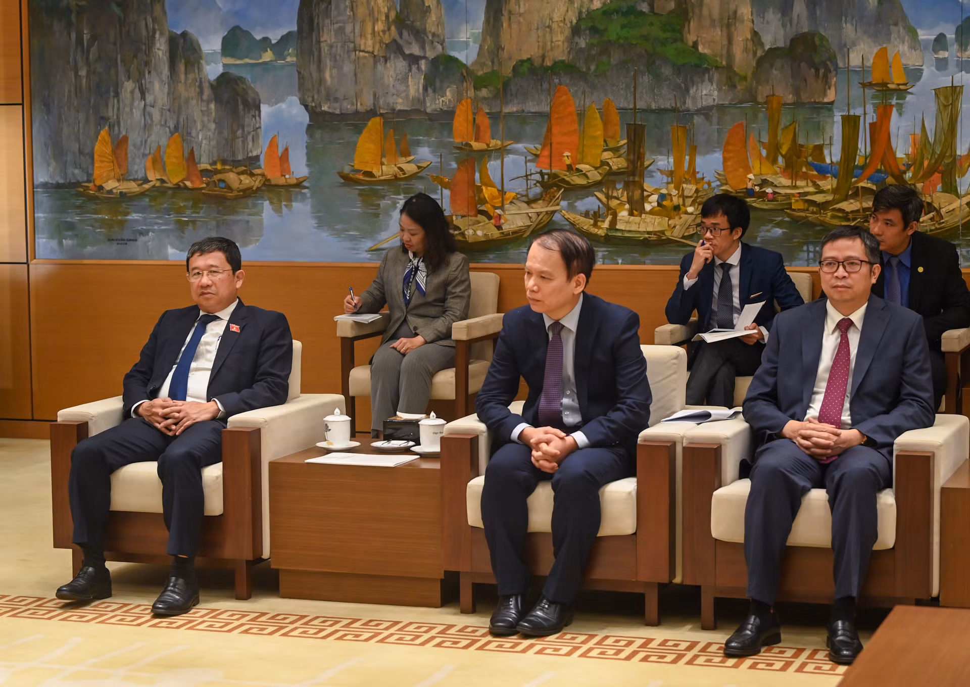 Chủ nhiệm Ủy ban Đối ngoại Vũ Hải Hà, Chủ nhiệm Ủy ban Pháp luật Hoàng Thanh Tùng, Thứ trưởng Ngoại giao Phạm Thanh Bình và các đại biểu dự cuộc tiếp. Chủ nhiệm Ủy ban Đối ngoại Vũ Hải Hà, Chủ nhiệm Ủy ban Pháp luật Hoàng Thanh Tùng, Thứ trưởng Ngoại giao Phạm Thanh Bình và các đại biểu dự cuộc tiếp.