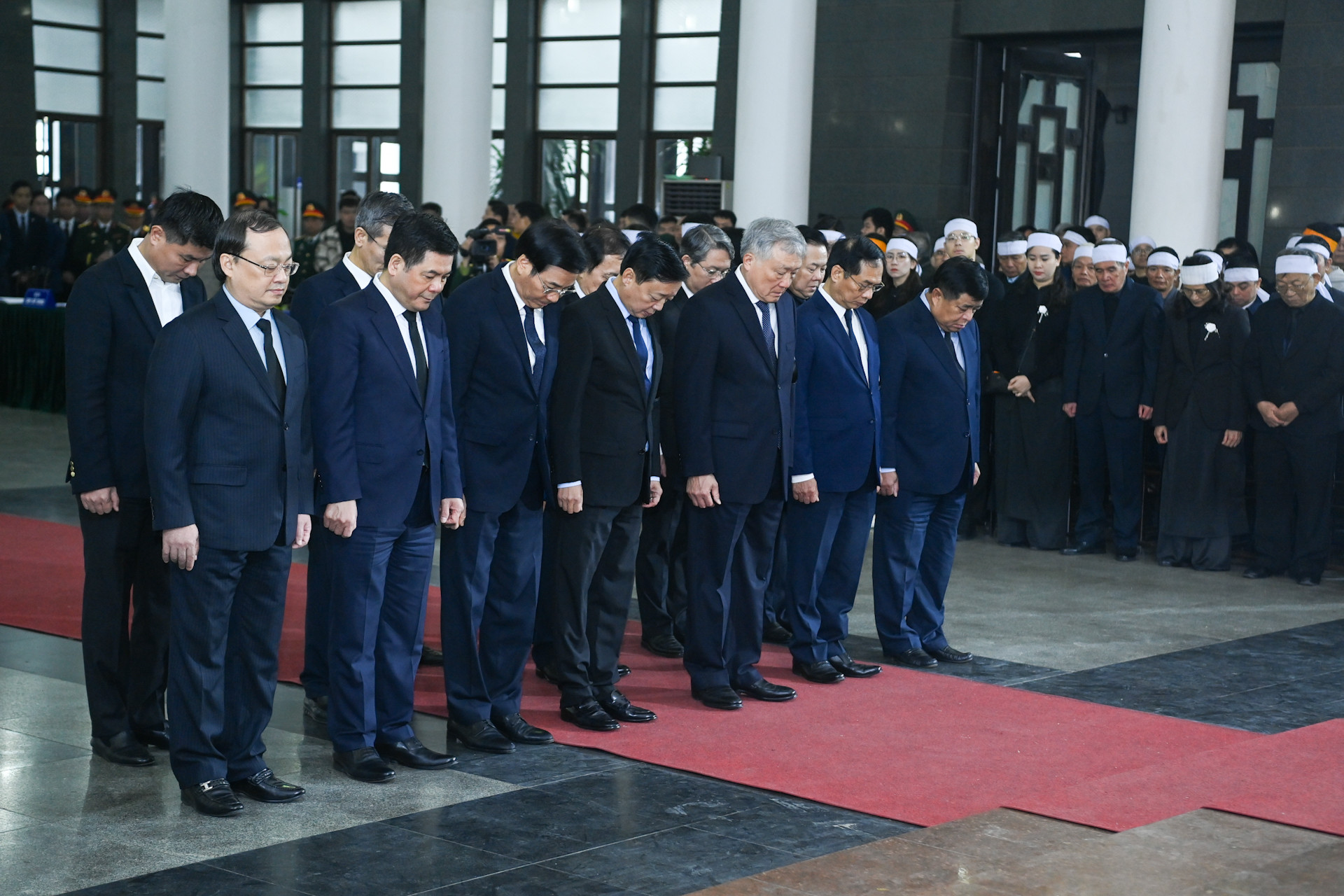 Đoàn Chính phủ nước Cộng hòa xã hội chủ nghĩa Việt Nam do Phó Thủ tướng Thường trực Chính phủ Nguyễn Hòa Bình làm Trưởng đoàn vào viếng đồng chí Đại tướng Nguyễn Quyết.