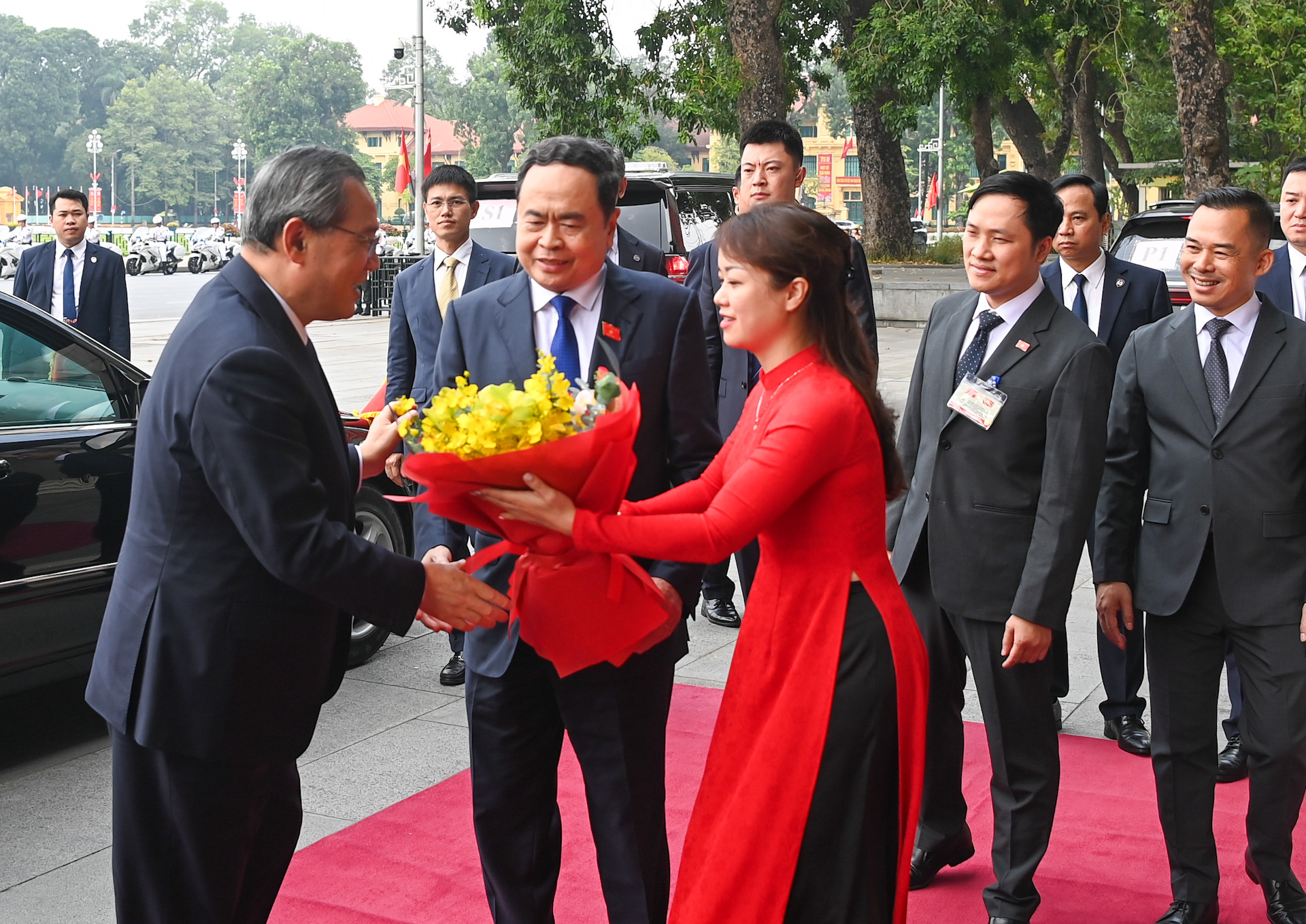 Nhân viên Văn phòng Quốc hội tặng hoa chào mừng Thủ tướng Trung Quốc Lý Cường.