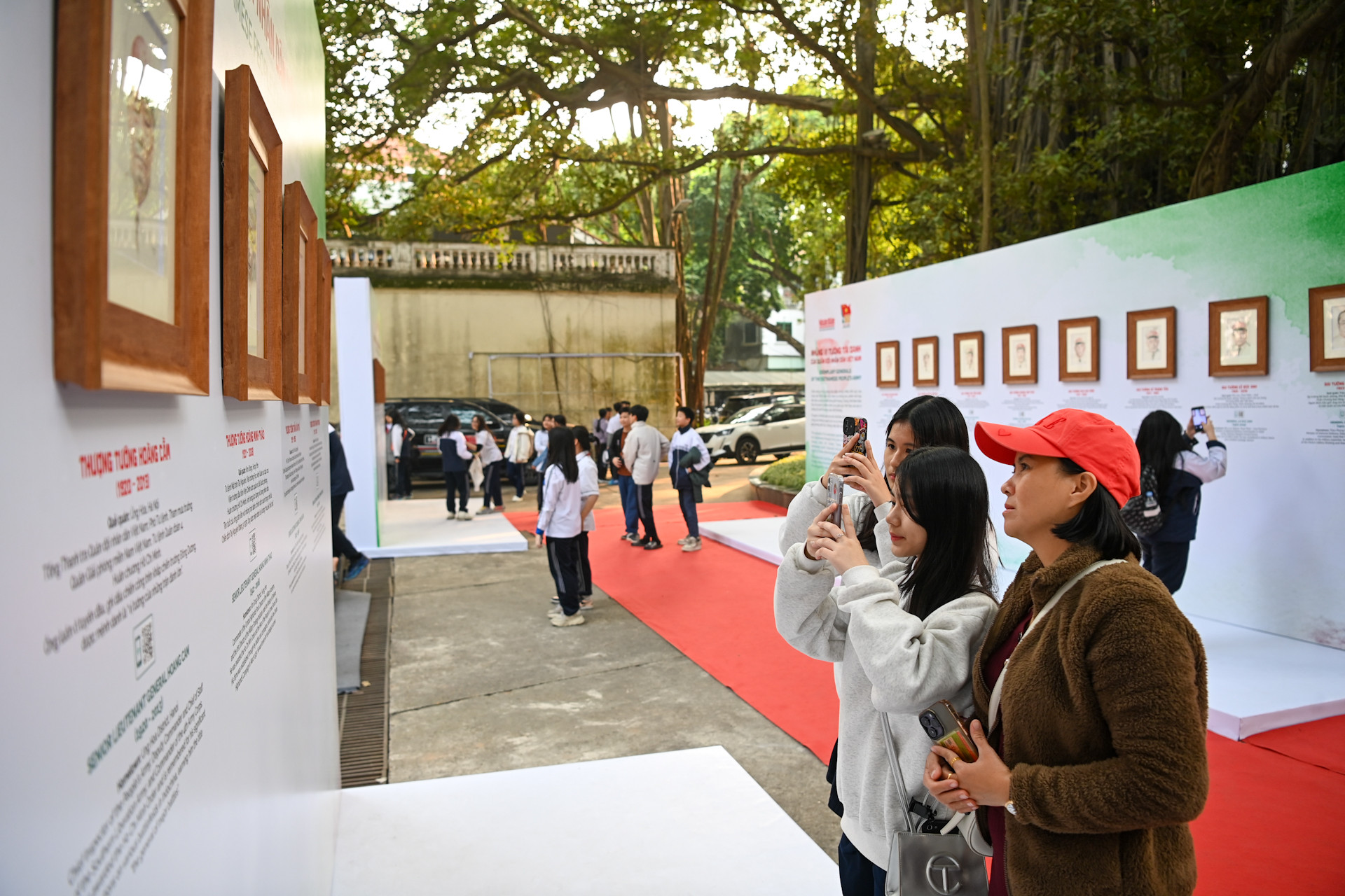 Bộ tranh chân dung 20 vị tướng tài danh của Quân đội nhân dân Việt Nam thu hút đông học sinh và phụ huynh lớp 8A6 Trường trung học cơ sở Ngô Sĩ Liên (Hoàn Kiếm).