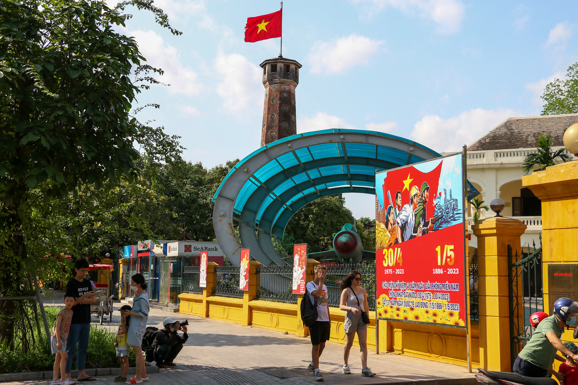 Tấm pano cỡ lớn được bố trí trước cổng Bảo tàng Lịch sử quân sự Việt Nam.