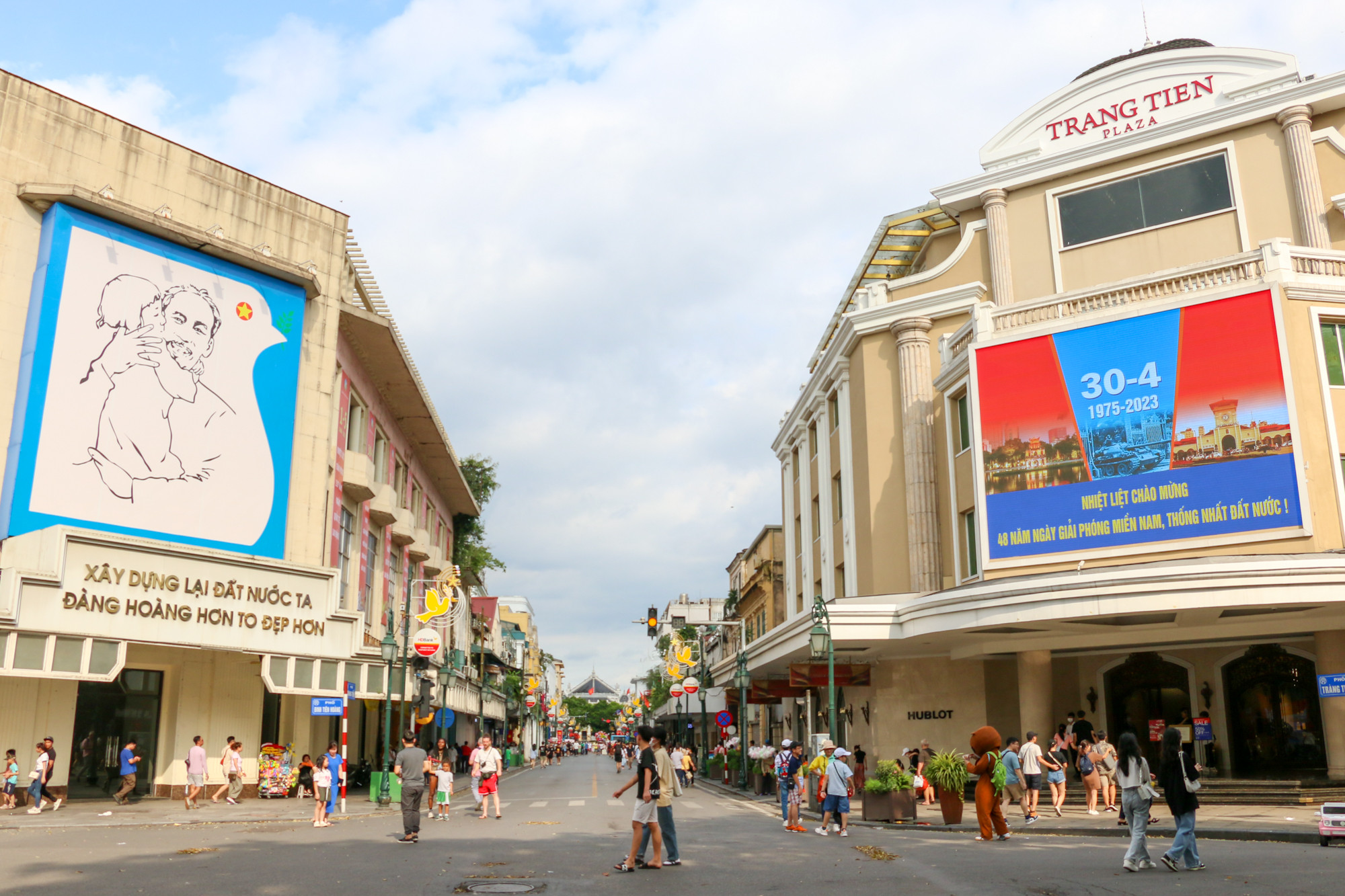 Bảng điện tử kích cỡ lớn chào mừng 48 năm Ngày Giải phóng miền nam, thống nhất đất nước được đặt tại Tràng Tiền Plaza.