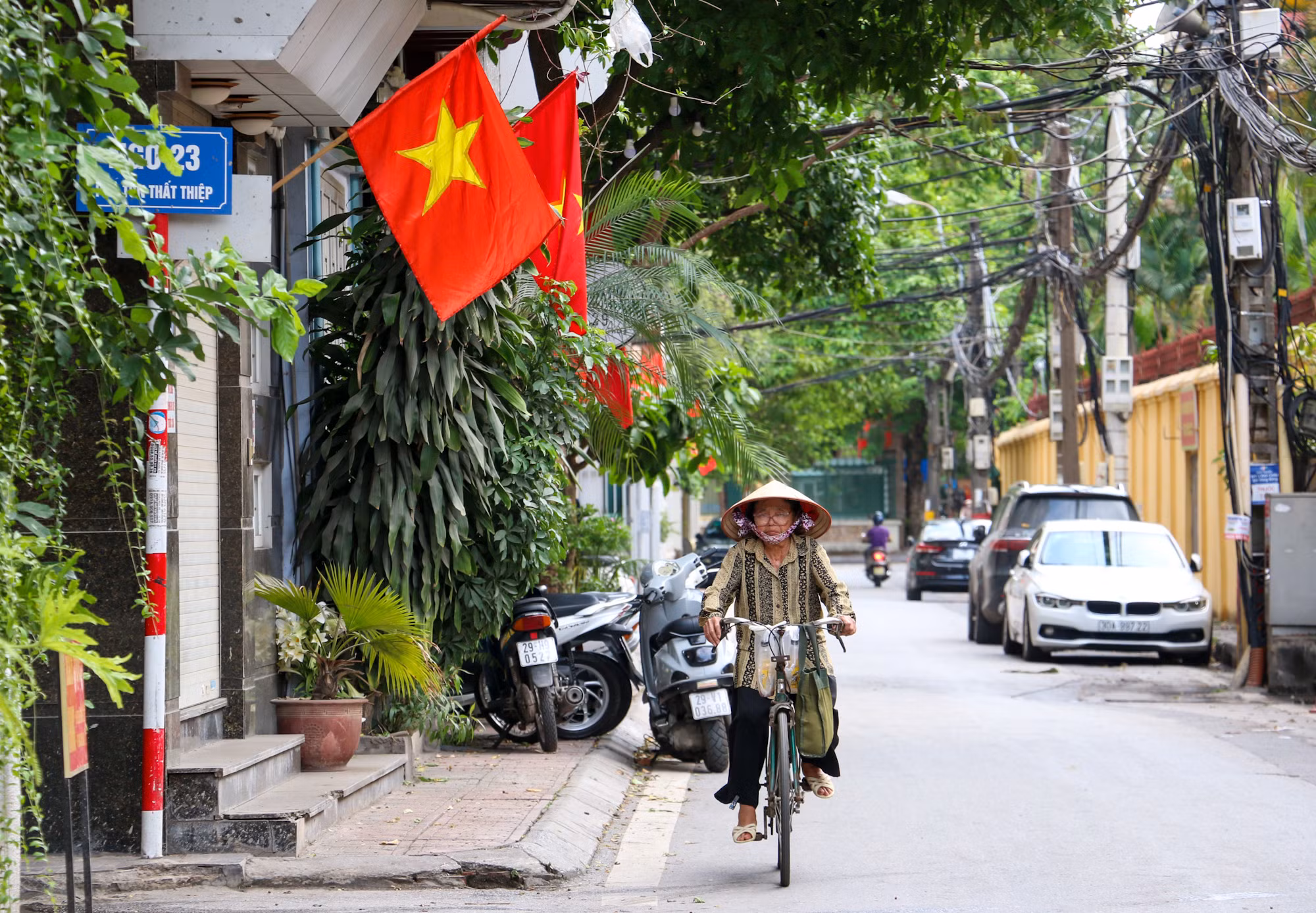 Tại những con ngõ nhỏ của Hà Nội, các hộ dân treo cờ Tổ quốc.