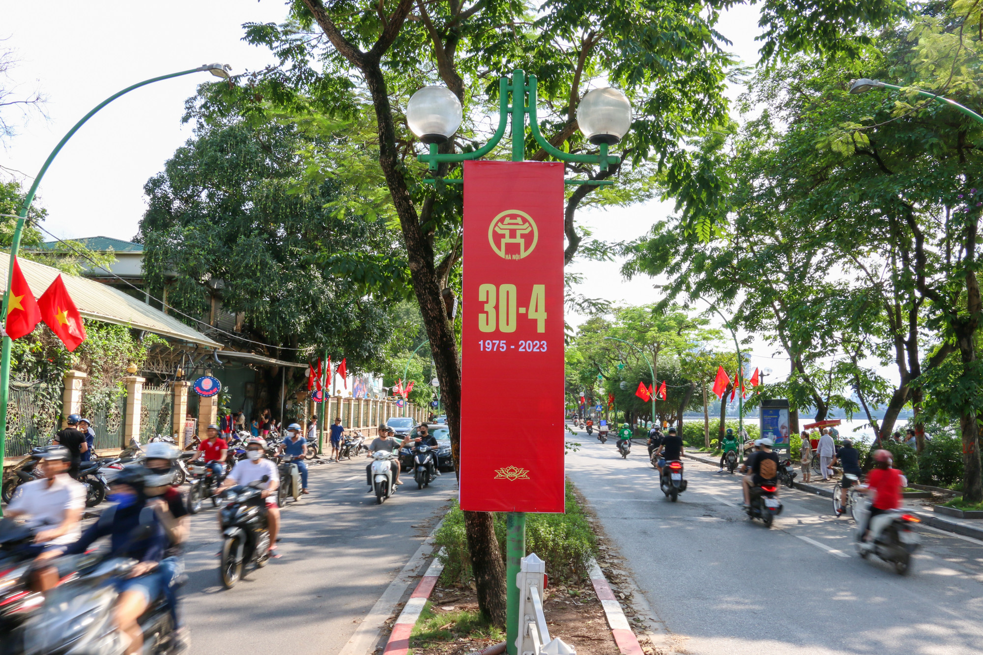 Đường Thanh Niên rực rỡ cờ hoa trước ngày kỷ niệm 30/4/1975-30/4/2023.