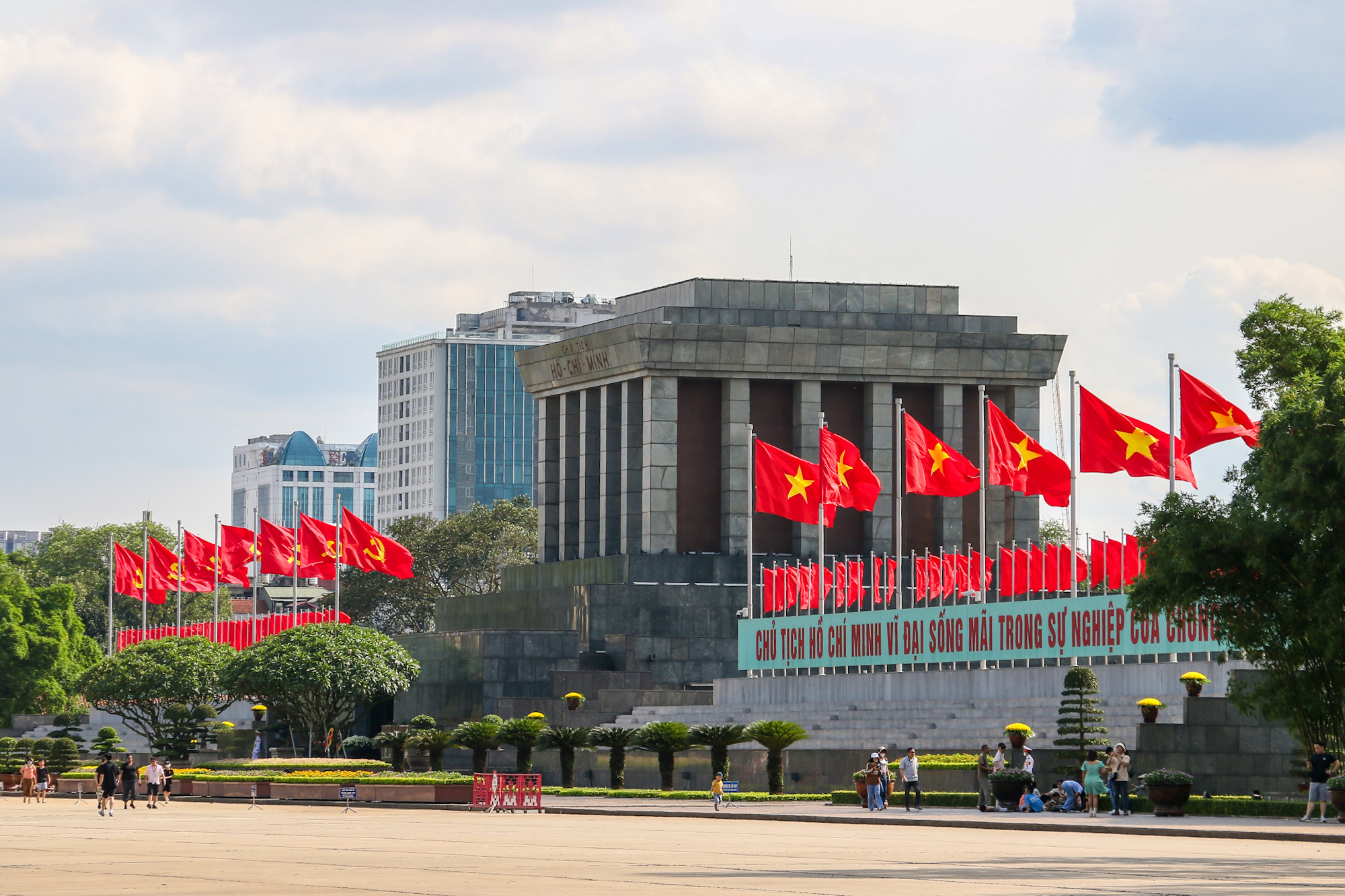 Khung cảnh trước Lăng Chủ tịch Hồ Chí Minh.