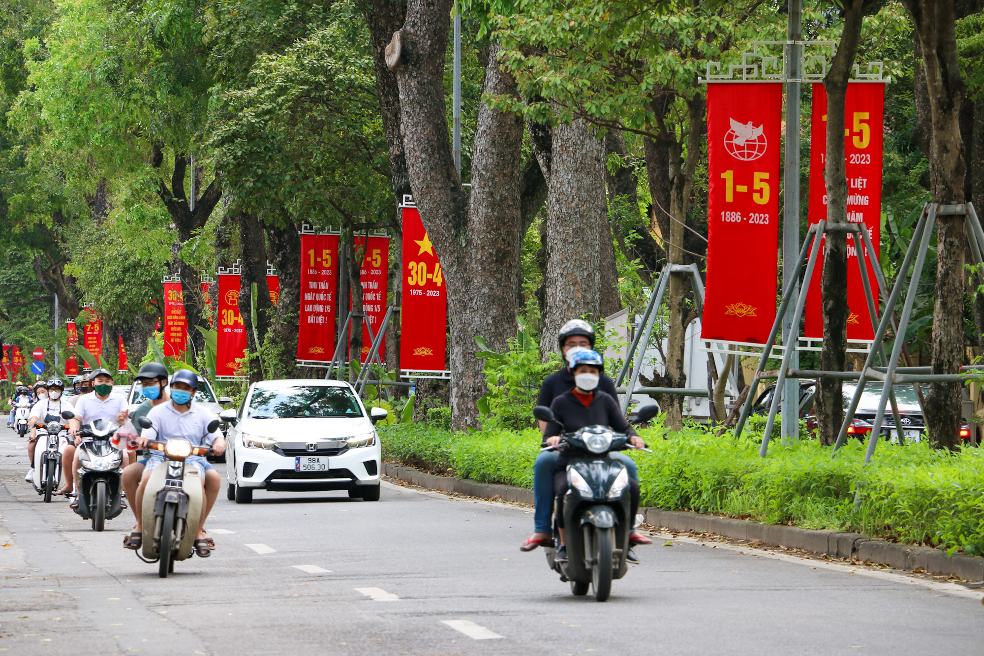 Phố Hoàng Diệu được trang hoàng những băng rôn, khẩu hiệu cỡ lớn, tôn vinh ngày lễ trọng đại của dân tộc.