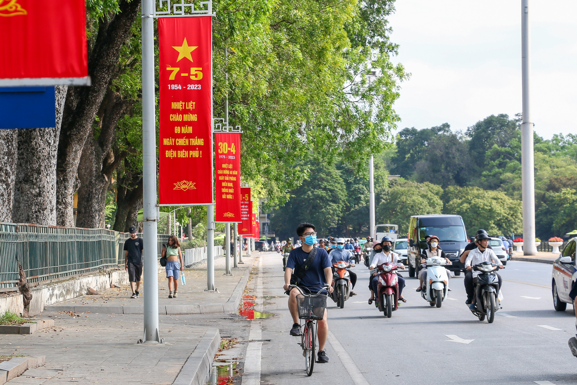 Đường Độc Lập được trang hoàng rất nhiều băng rôn cổ động, chào mừng những ngày lễ lớn.