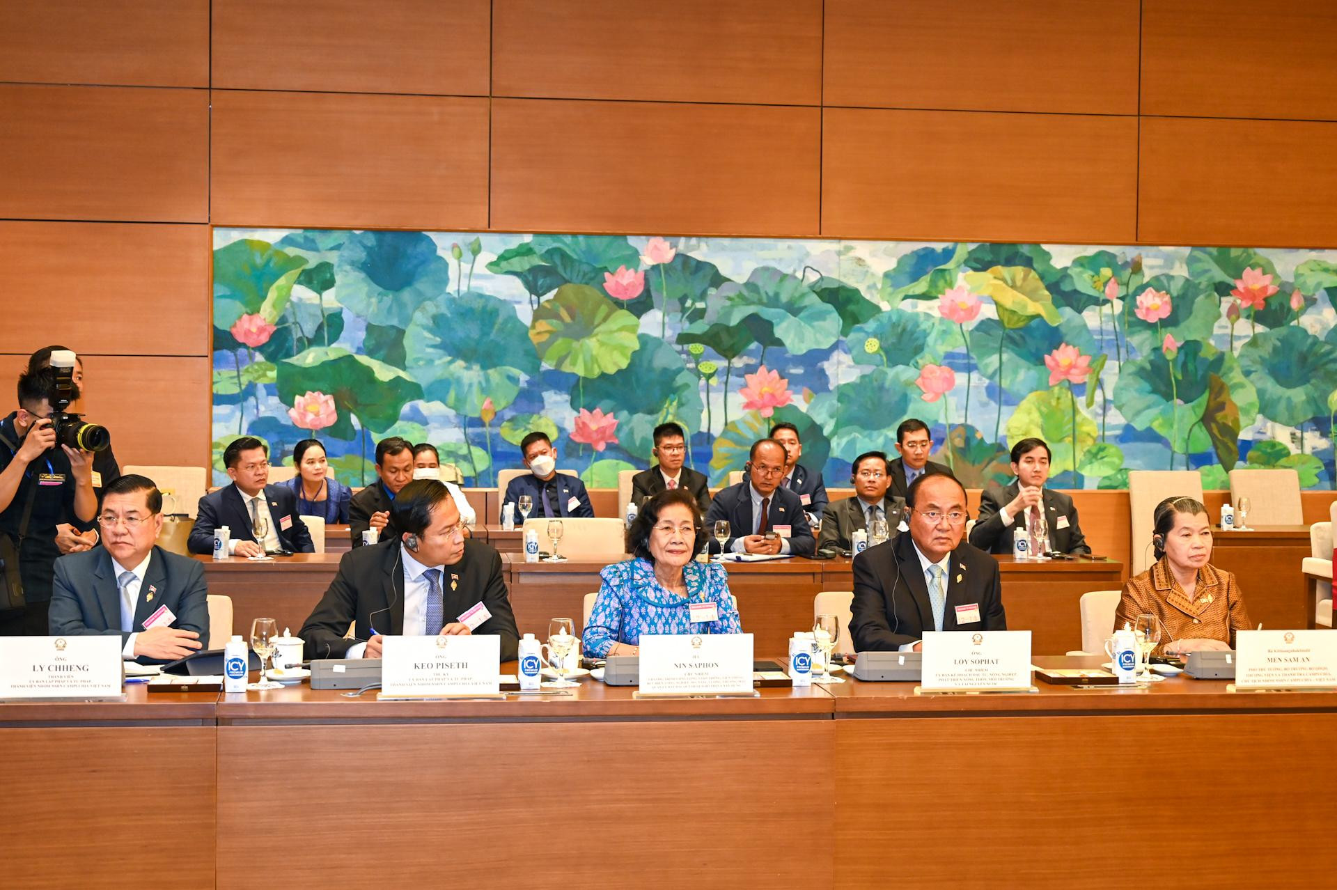 Đoàn đại biểu cấp cao Quốc hội Vương quốc Campuchia dự buổi hội đàm.