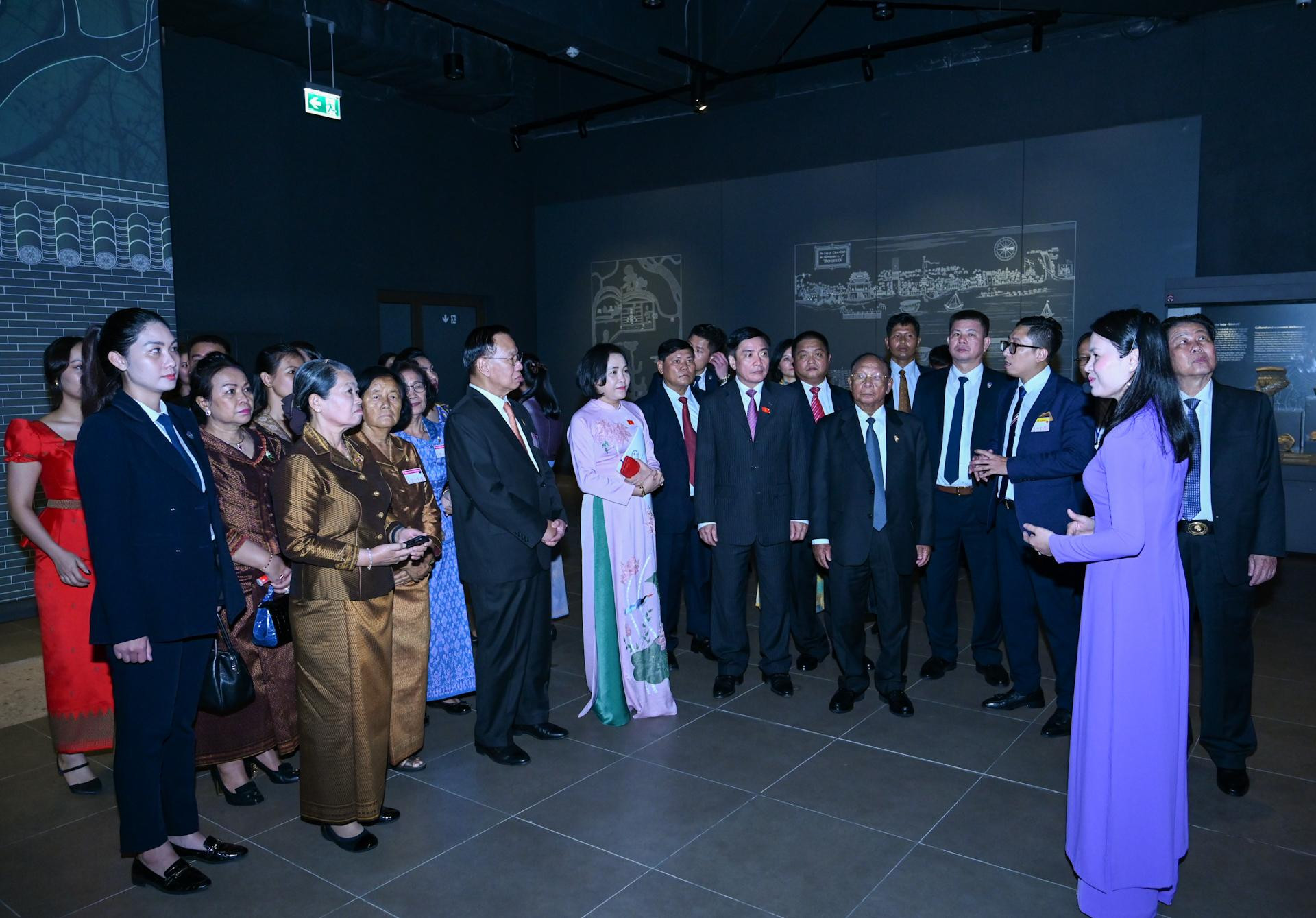 Chủ tịch Quốc hội Samdech Heng Samrin và đoàn đại biểu cấp cao Quốc hội Vương quốc Campuchia đã tham quan Khu trưng bày khảo cổ dưới lòng đất của Nhà Quốc hội, chiêm ngưỡng các hiện vật và những hình ảnh tái hiện đời sống của khu vực Hoàng Thành Thăng Long xưa kia.