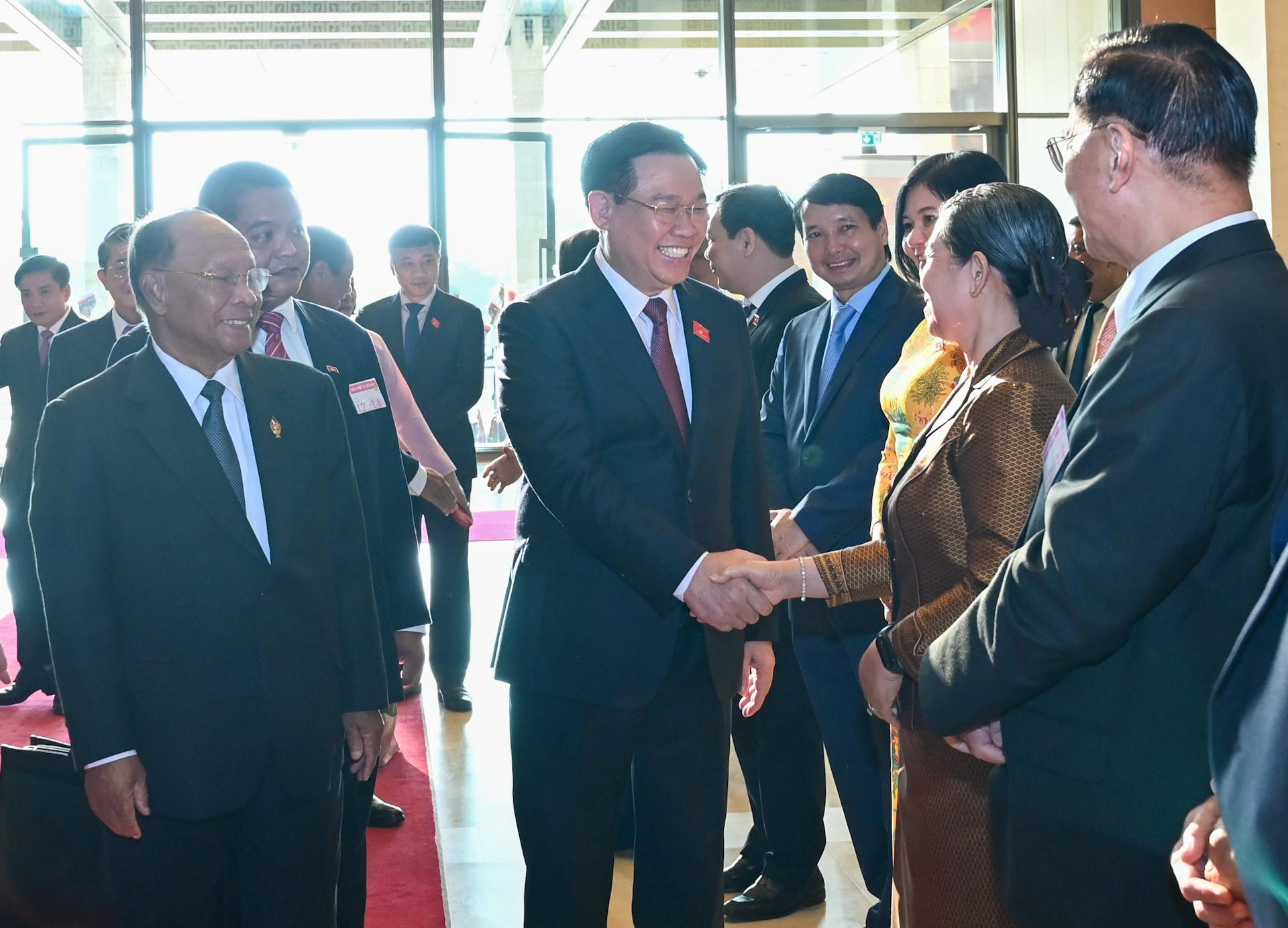 Chủ tịch Quốc hội Vương Đình Huệ với thành viên đoàn đại biểu cấp cao Quốc hội Vương quốc Campuchia tại lễ đón.