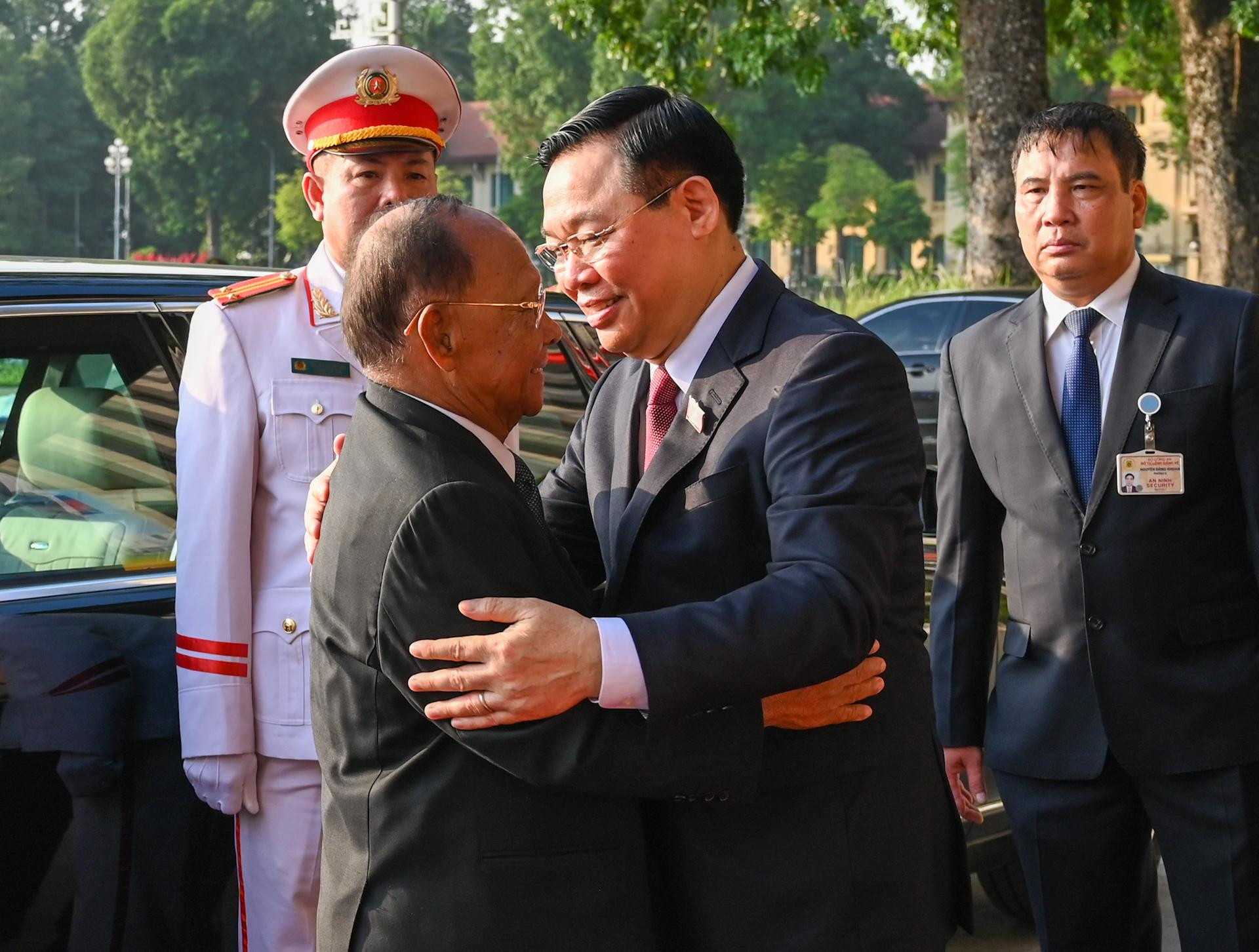 Chủ tịch Quốc hội Vương Đình Huệ nồng nhiệt chào đón Chủ tịch Quốc hội Campuchia Samdech Heng Samrin thăm chính thức Việt Nam.