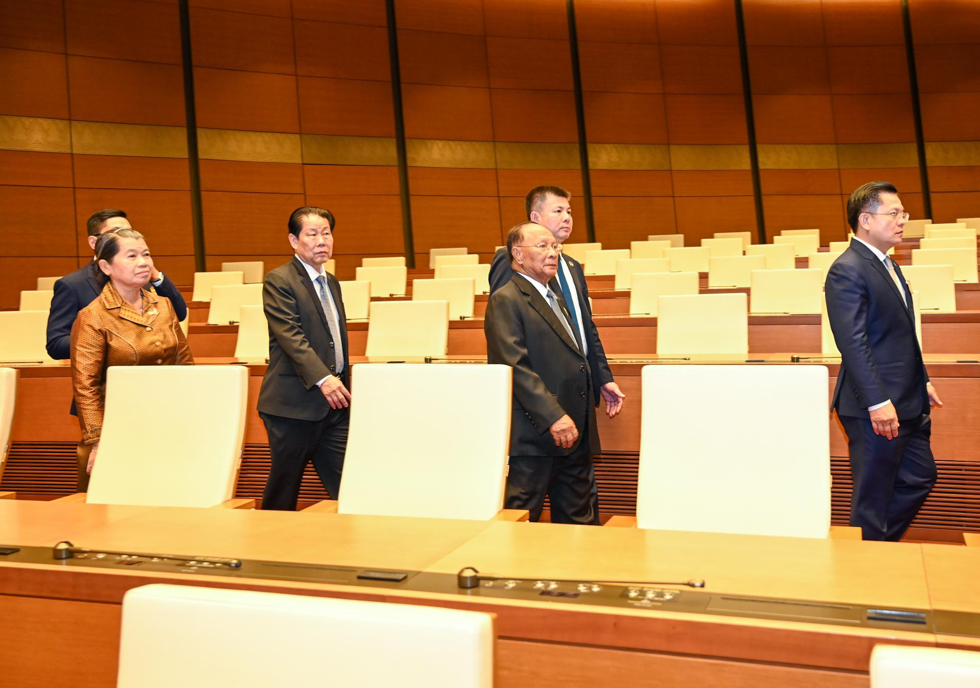 Chủ tịch Quốc hội Samdech Heng Samrin và Phó Thủ tướng, Bộ trưởng Quan hệ Quốc hội, Thượng viện và Thanh tra Campuchia Men Sam An cùng các đại biểu tham quan phòng họp Diên Hồng.