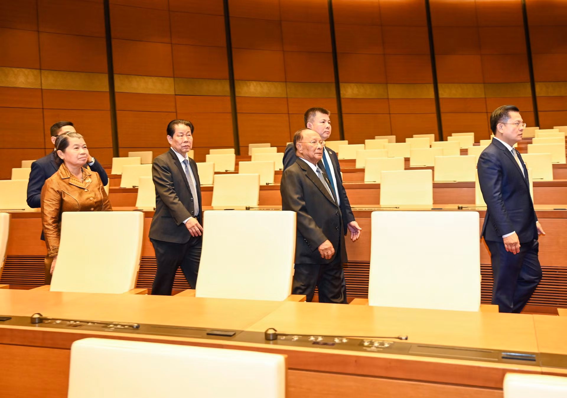 Chủ tịch Quốc hội Samdech Heng Samrin và Phó Thủ tướng, Bộ trưởng Quan hệ Quốc hội, Thượng viện và Thanh tra Campuchia Men Sam An cùng các đại biểu tham quan phòng họp Diên Hồng.