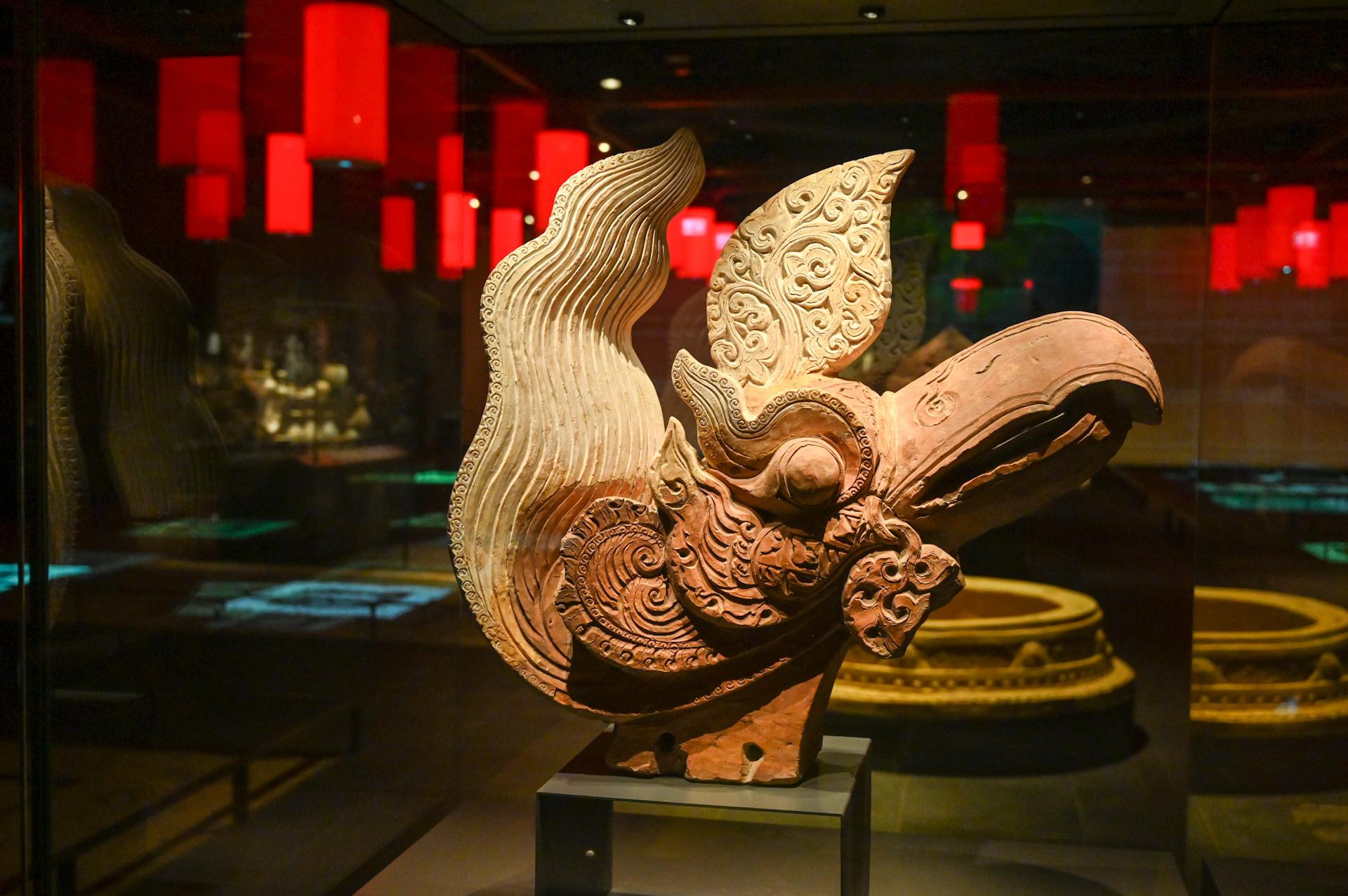 Với hàng ngàn di vật khảo cổ của nhiều thời kỳ, khu trưng bày khảo cổ dưới lòng đất Nhà Quốc hội là một trong những kiến trúc độc đáo nhất thế giới, là nơi lưu giữ và kết nối giữa truyền thống và hiện đại, phản ánh sức sống trường tồn của trung tâm quyền lực cao nhất trong lịch sử suốt từ thời kỳ tiền Thăng Long xưa kia đến trung tâm chính trị Ba Đình ngày nay.