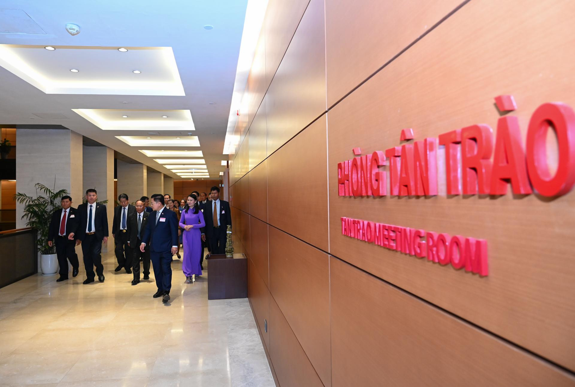 Chủ tịch Quốc hội Samdech Heng Samrin và các đại biểu tham quan phòng họp Tân Trào.