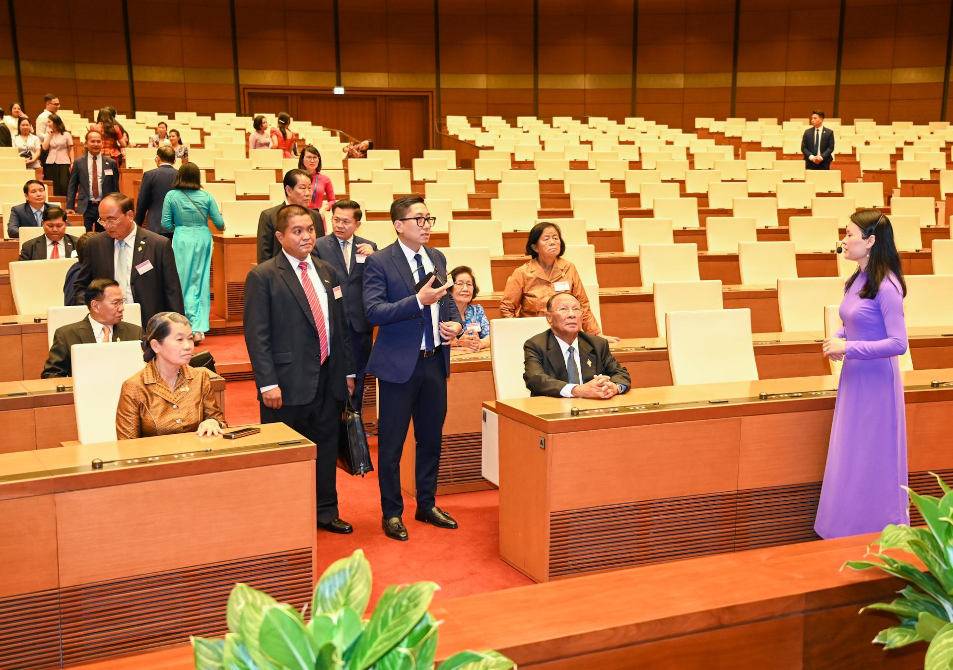 Hướng dẫn viên Nhà Quốc hội giới thiệu cho Chủ tịch Quốc hội Campuchia và các đại biểu về phòng họp Diên Hồng.