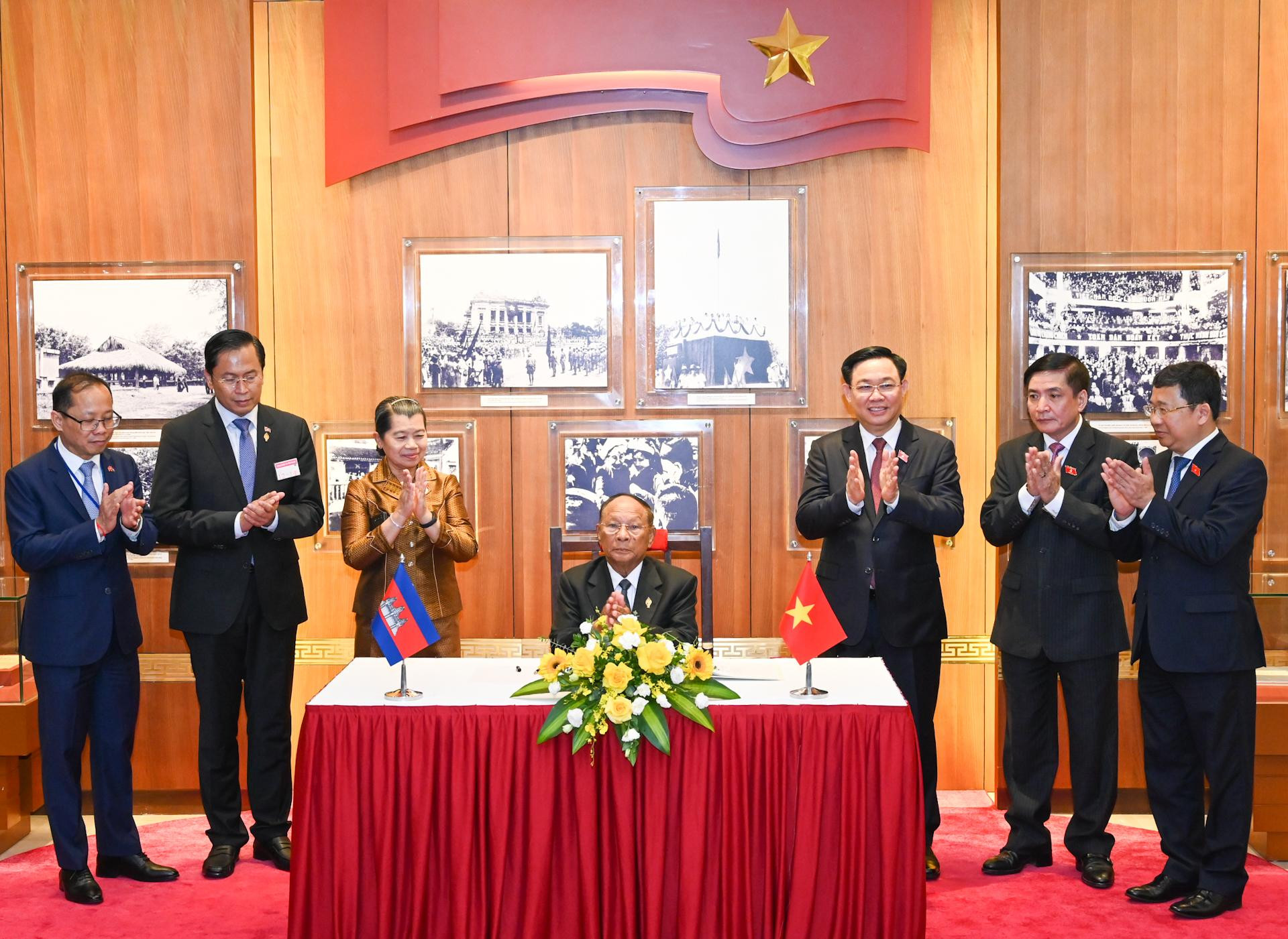 Chủ tịch Quốc hội Campuchia Samdech Heng Samrin ký Sổ vàng lưu niệm tại Phòng Truyền thống Quốc hội.