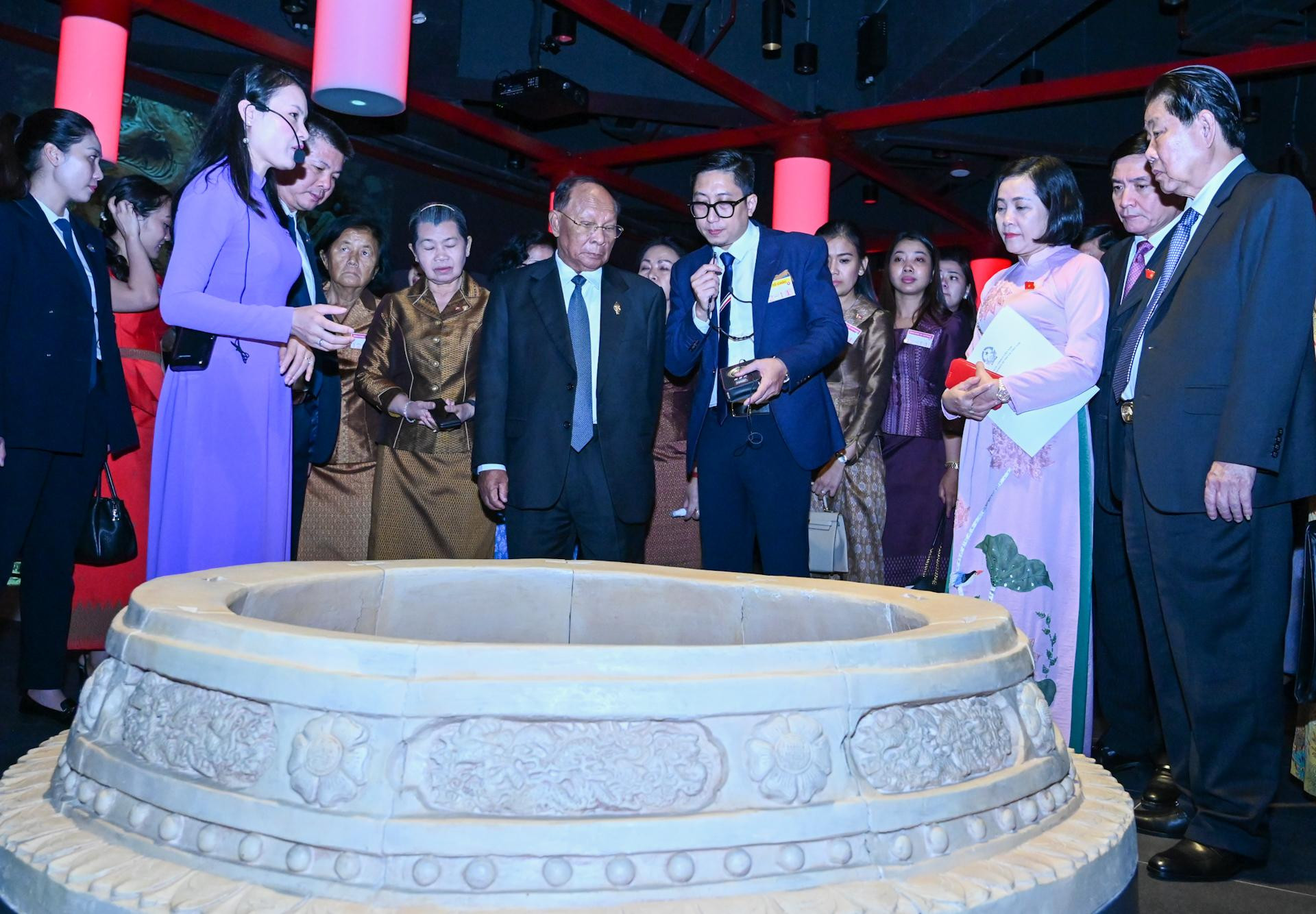 Chủ tịch Quốc hội Campuchia và các đại biểu nghe giới thiệu về các hiện vật tại khu trưng bày.