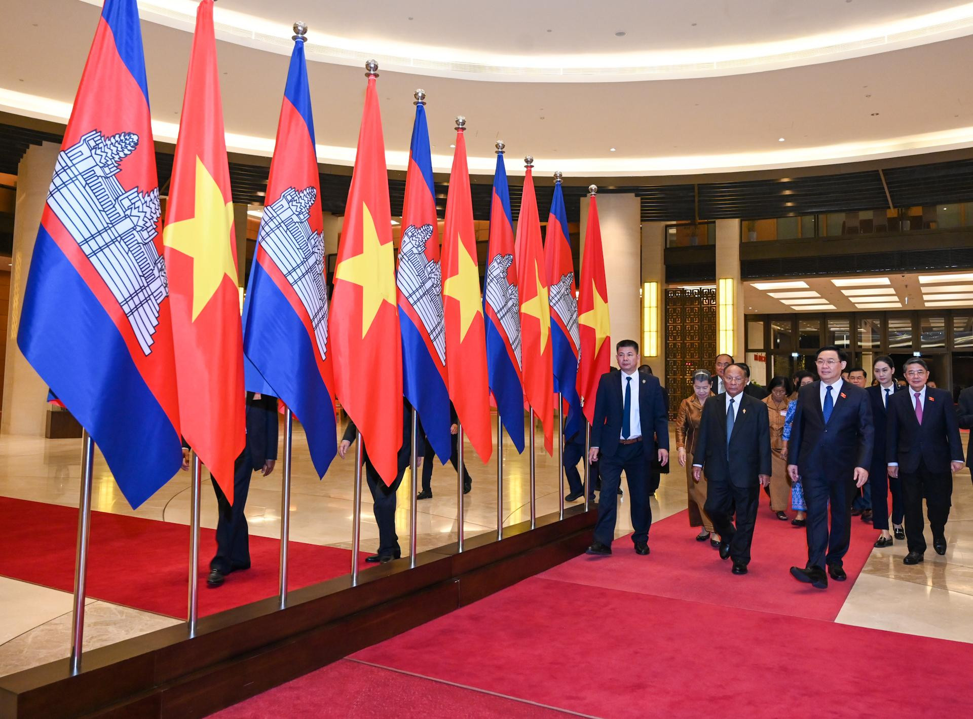 Chủ tịch Quốc hội Vương Đình Huệ đón Chủ tịch Quốc hội Samdech Heng Samrin sau khi kết thúc chuyến tham quan.