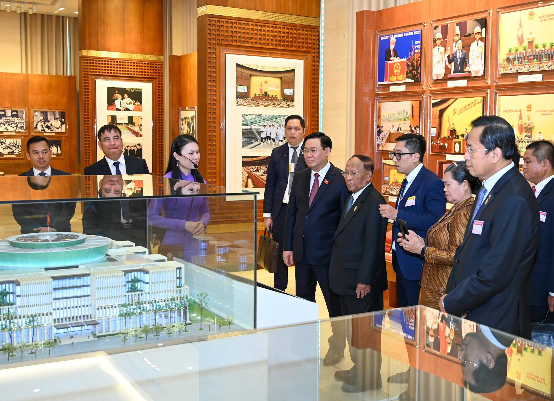 Chủ tịch Quốc hội Campuchia Samdech Heng Samrin và các đại biểu thăm Phòng Truyền thống Quốc hội.