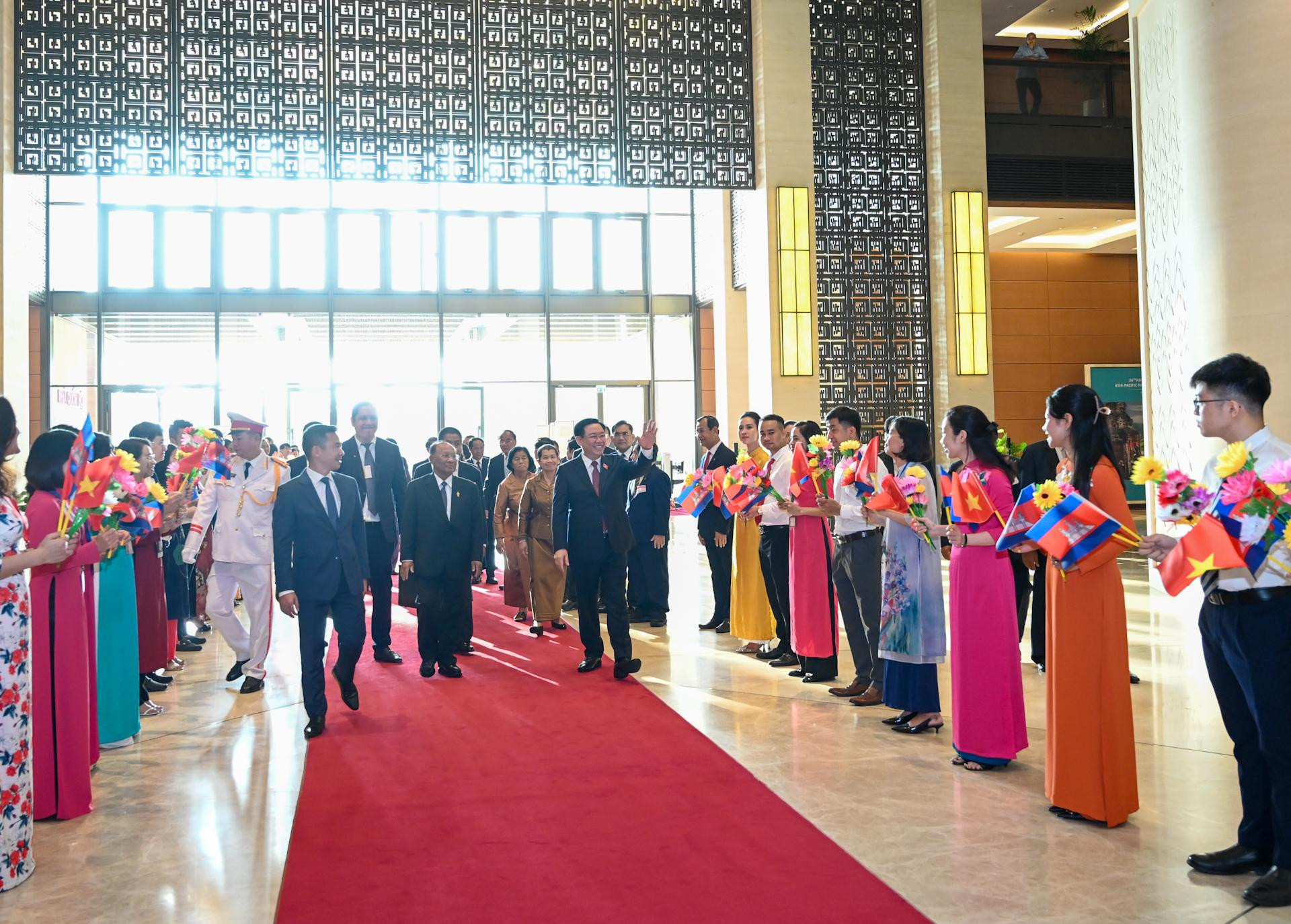 Cán bộ, nhân viên Văn phòng Quốc hội chào đón Chủ tịch Quốc hội Campuchia và Chủ tịch Quốc hội Vương Đình Huệ cùng đoàn đại biểu cấp cao Quốc hội hai nước.