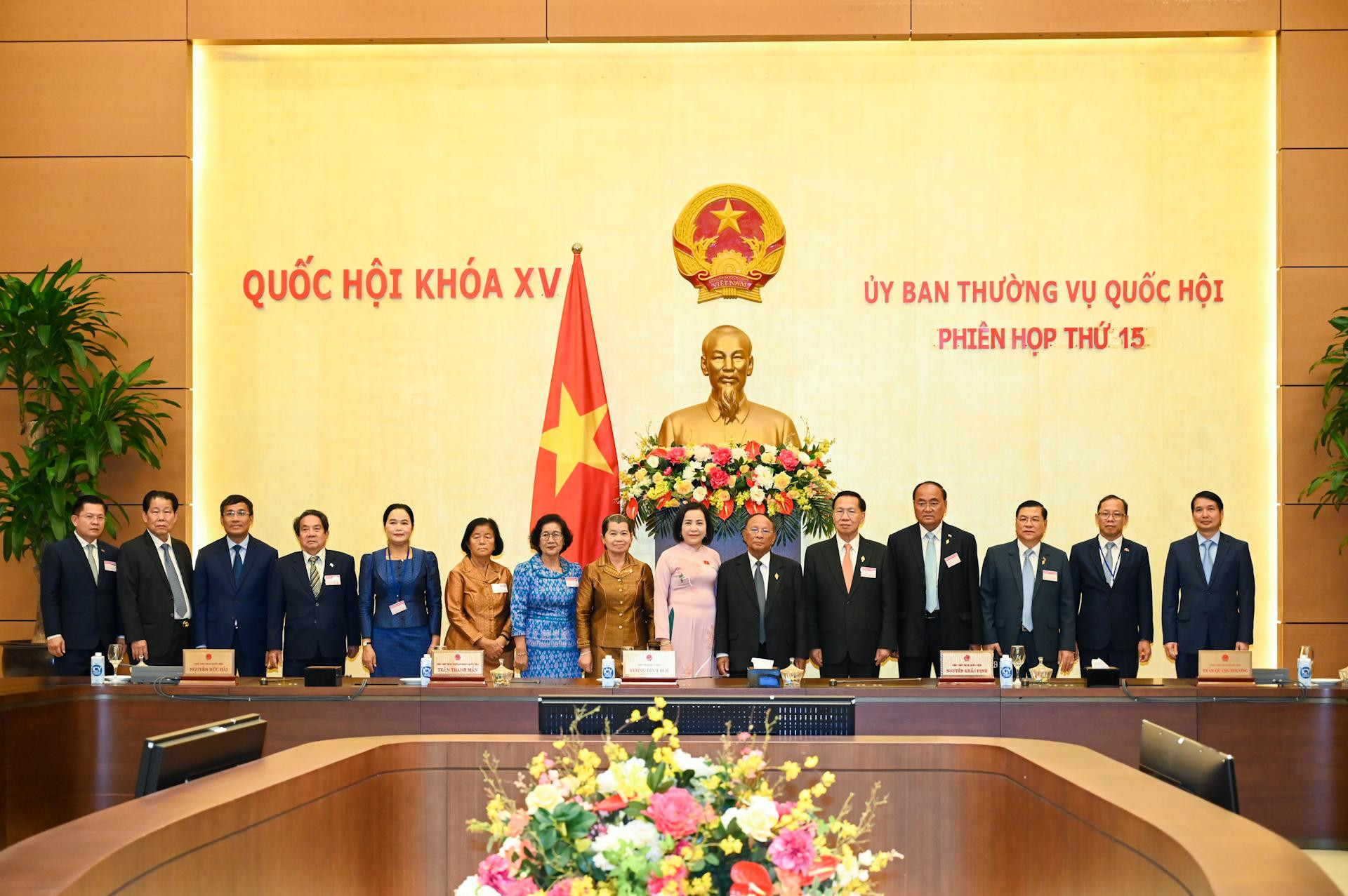 Chủ tịch Quốc hội Samdech Heng Samrin cùng đoàn đại biểu Quốc hội Vương quốc Campuchia chụp ảnh lưu niệm tại phòng họp Tân Trào.