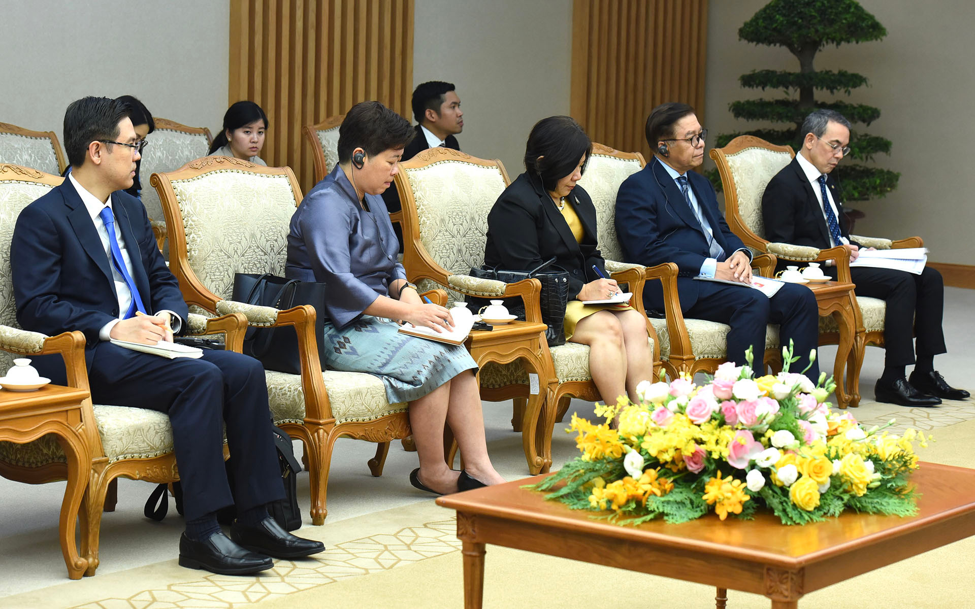 Các thành viên đi cùng đoàn với Phó Thủ tướng, Bộ trưởng Ngoại giao Vương quốc Thái Lan Parnpree Bahiddha-Nukara tham dự buổi tiếp.