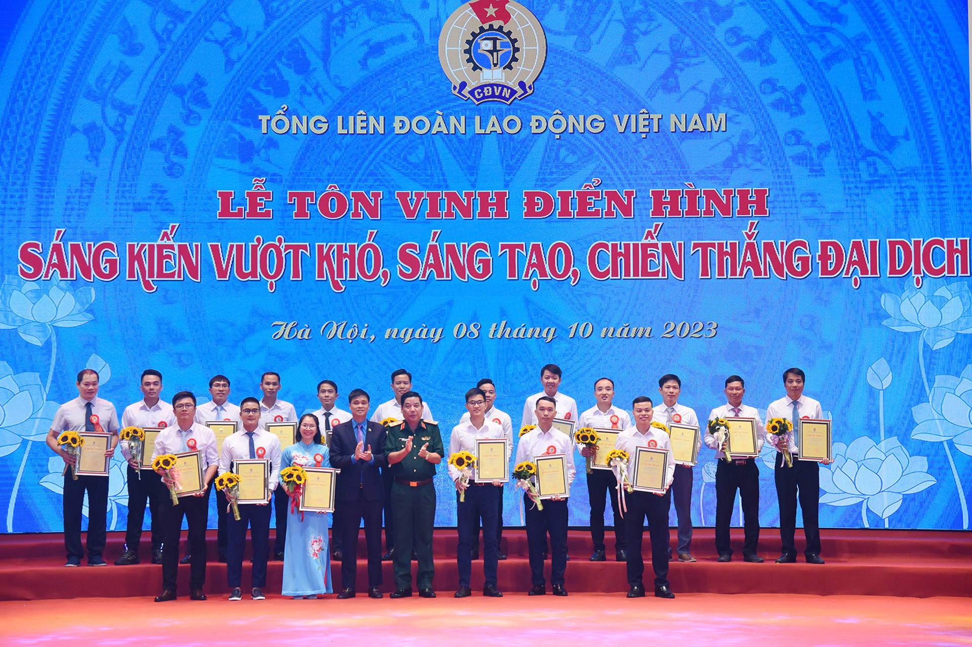 Trung tướng Nguyễn Văn Gấu, Ủy viên Trung ương Đảng, Phó Chủ nhiệm Tổng Cục chính trị Quân đội nhân dân Việt Nam và Phó Chủ tịch Tổng Liên đoàn Lao động Việt Nam Ngọ Duy Hiểu với 18 tác giả có sáng kiến xuất sắc mang lại giá trị làm lợi từ 30 tỷ đồng đến dưới 100 tỷ đồng.