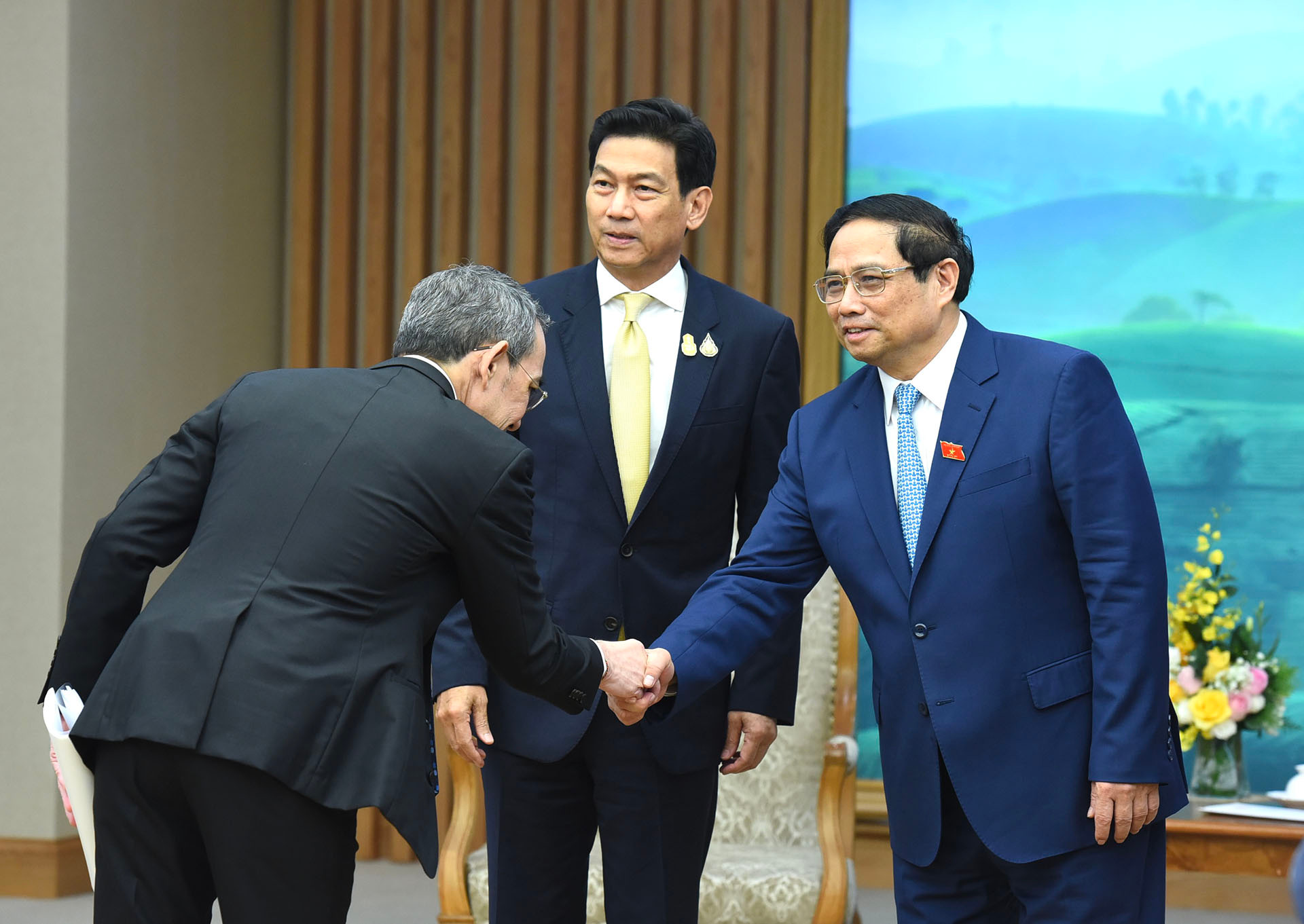 Thủ tướng Phạm Minh Chính đón các thành viên đi cùng Phó Thủ tướng, Bộ trưởng Ngoại giao Vương quốc Thái Lan Parnpree Bahiddha-Nukara.