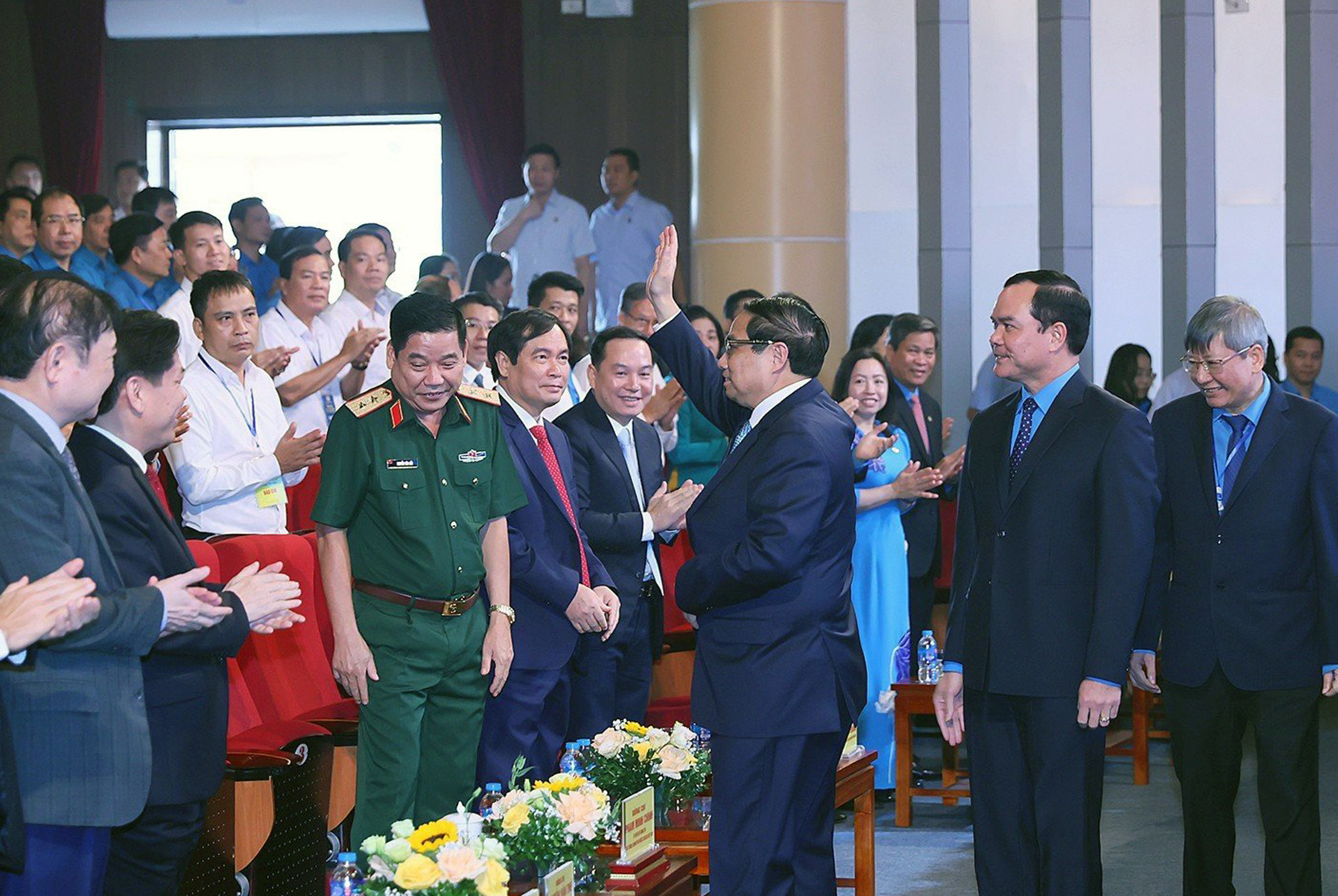 Thủ tướng Chính phủ, Chủ tịch Hội đồng Thi đua Khen thưởng Trung ương Phạm Minh Chính đến dự Hội nghị tổng kết Chương trình "1 triệu sáng kiến - nỗ lực vượt khó, sáng tạo, quyết tâm chiến thắng đại dịch Covid-19" do Tổng Liên đoàn Lao động Việt Nam tổ chức.