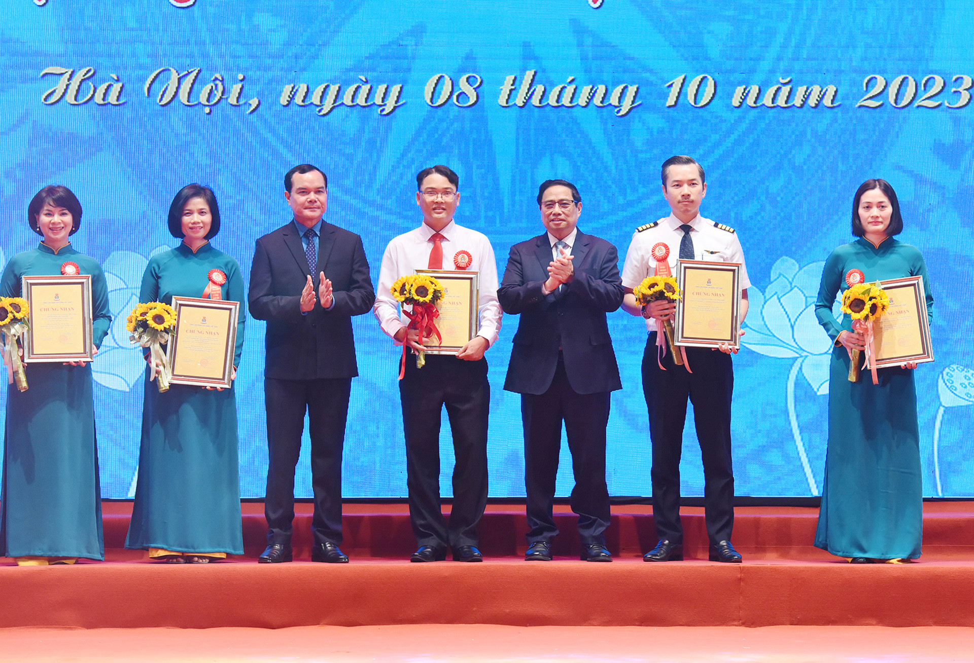 Thủ tướng Phạm Minh Chính, Chủ tịch Tổng Liên đoàn Lao động Việt Nam Nguyễn Đình Khang và các đại biểu được vinh danh.