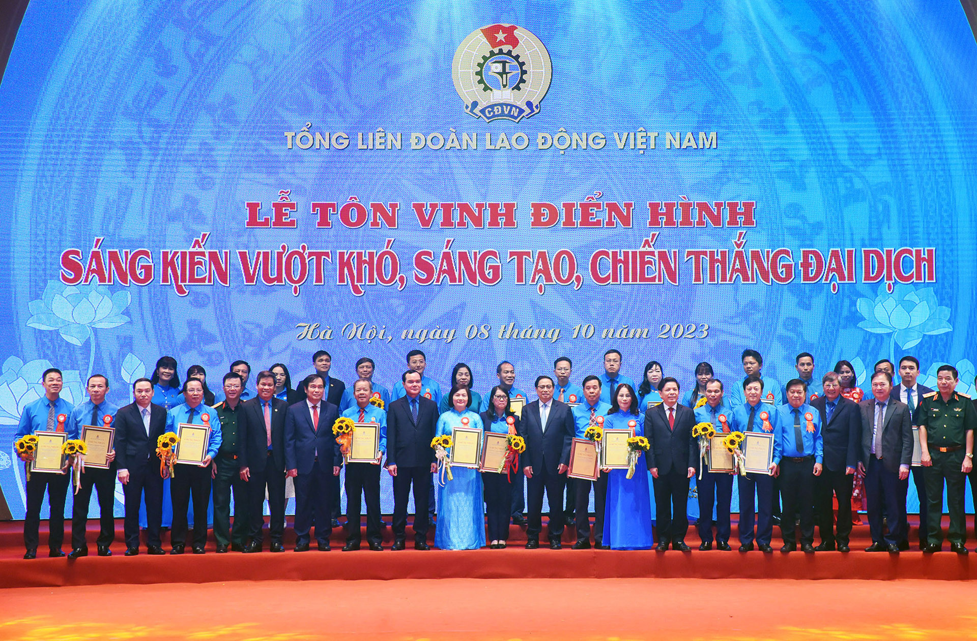 Thủ tướng Phạm Minh Chính và các đại biểu dự Hội nghị tổng kết Chương trình 1 triệu sáng kiến.