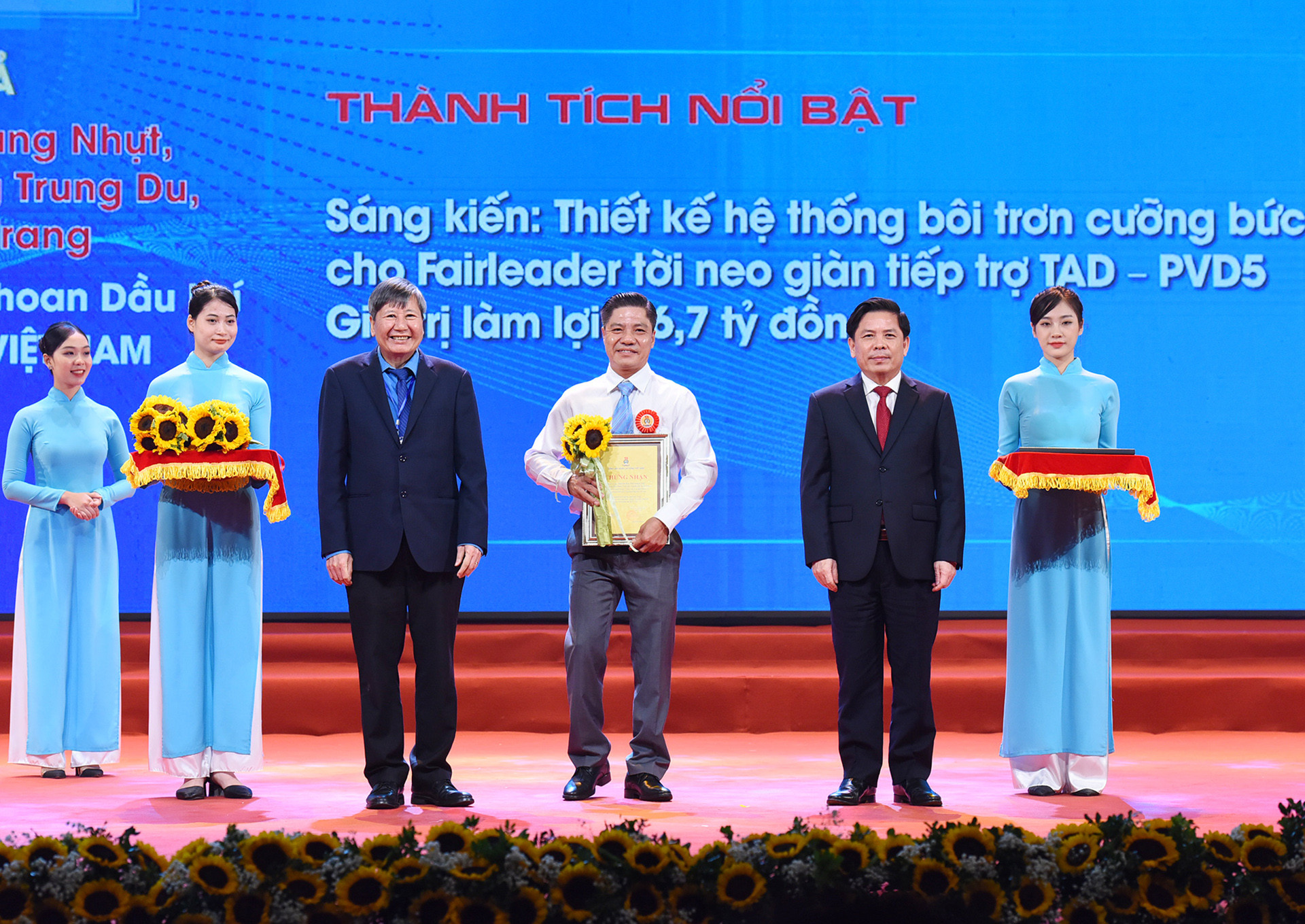 Bí thư Đảng ủy Khối các cơ quan Trung ương Nguyễn Văn Thể và Phó Chủ tịch thường trực Tổng Liên đoàn lao động Việt Nam Trần Thanh Hải trao chứng nhận vinh danh các tác giả, nhóm tác giả có thành tích xuất sắc trong chương trình "1 triệu sáng kiến - nỗ lực vượt khó, sáng tạo, quyết tâm chiến thắng đại dịch Covid-19".