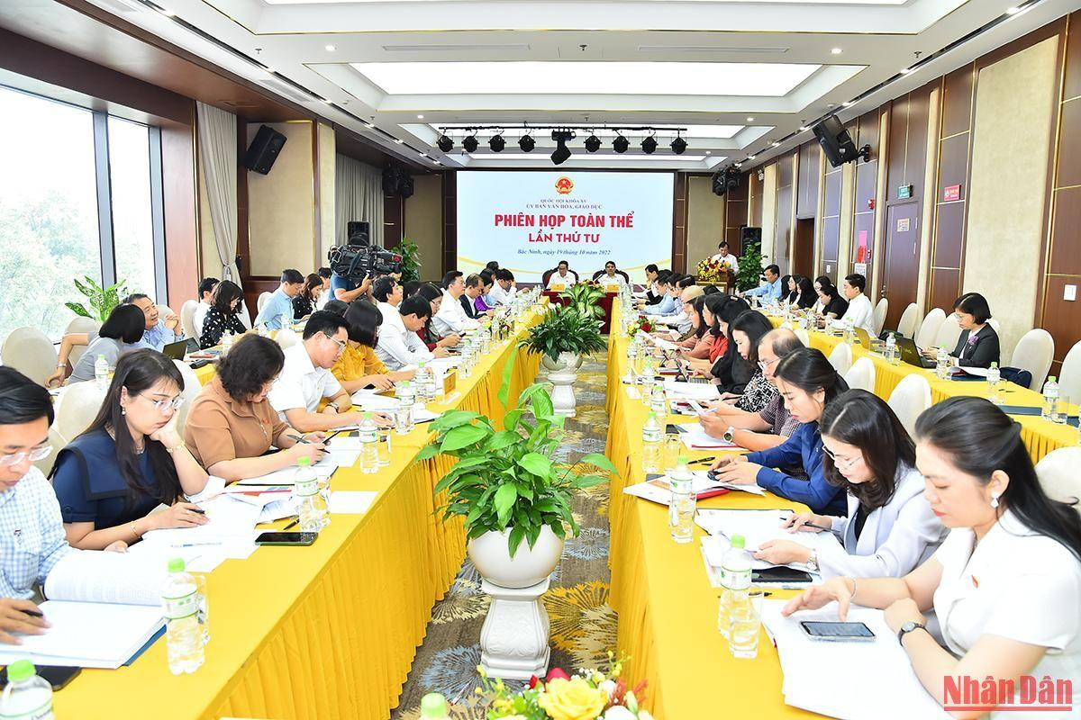 Quang cảnh phiên họp toàn thể Ủy ban Văn hóa, Giáo dục lần thứ tư.