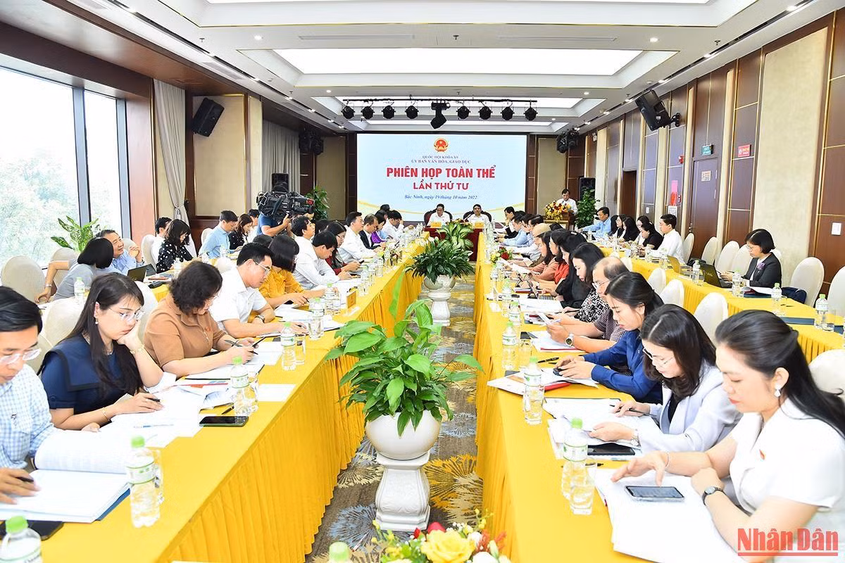 Quang cảnh phiên họp toàn thể Ủy ban Văn hóa, Giáo dục lần thứ tư.